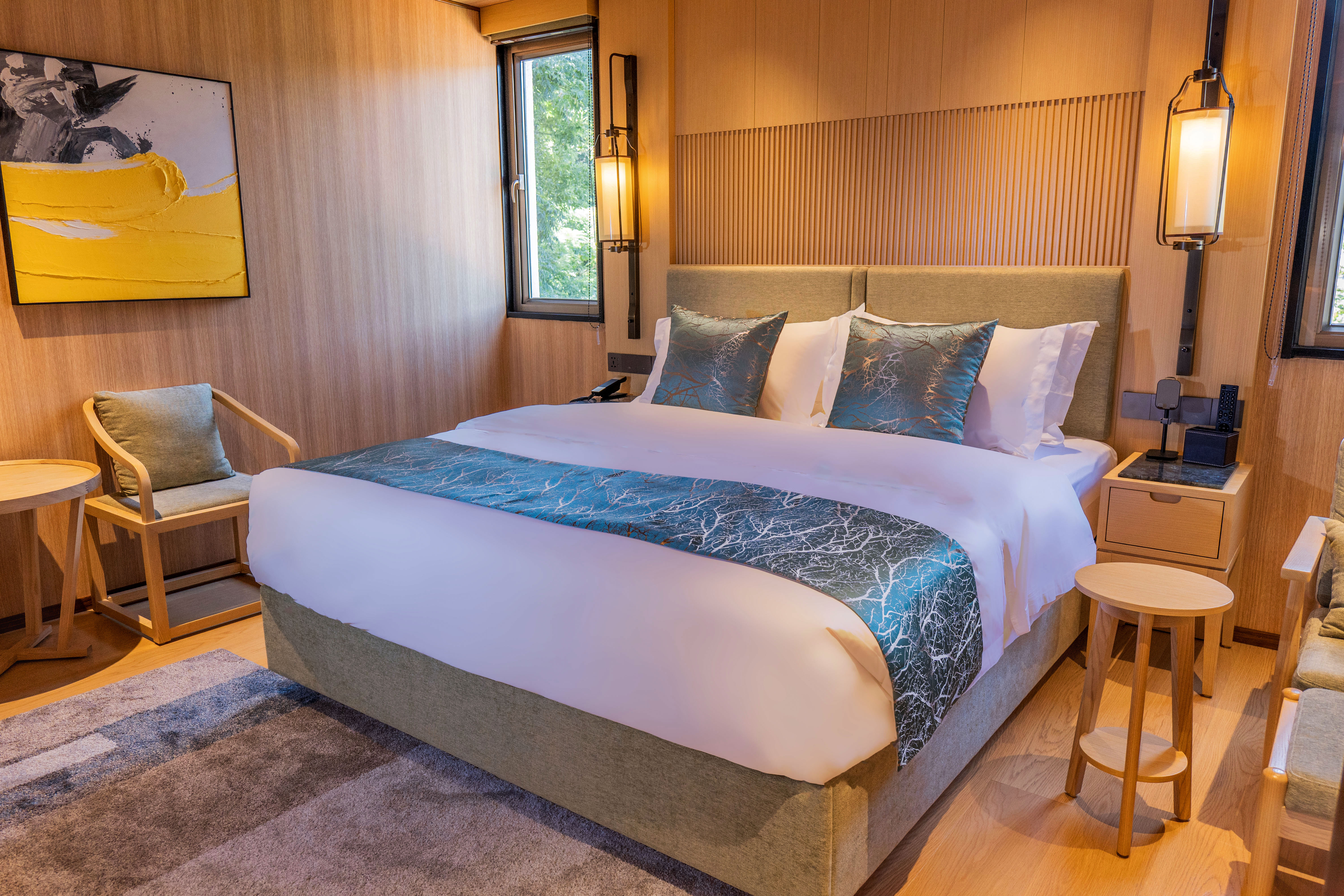 ・【客室】キングサイズベッドが1台。デザイン性のある広さ約30平米のお部屋です