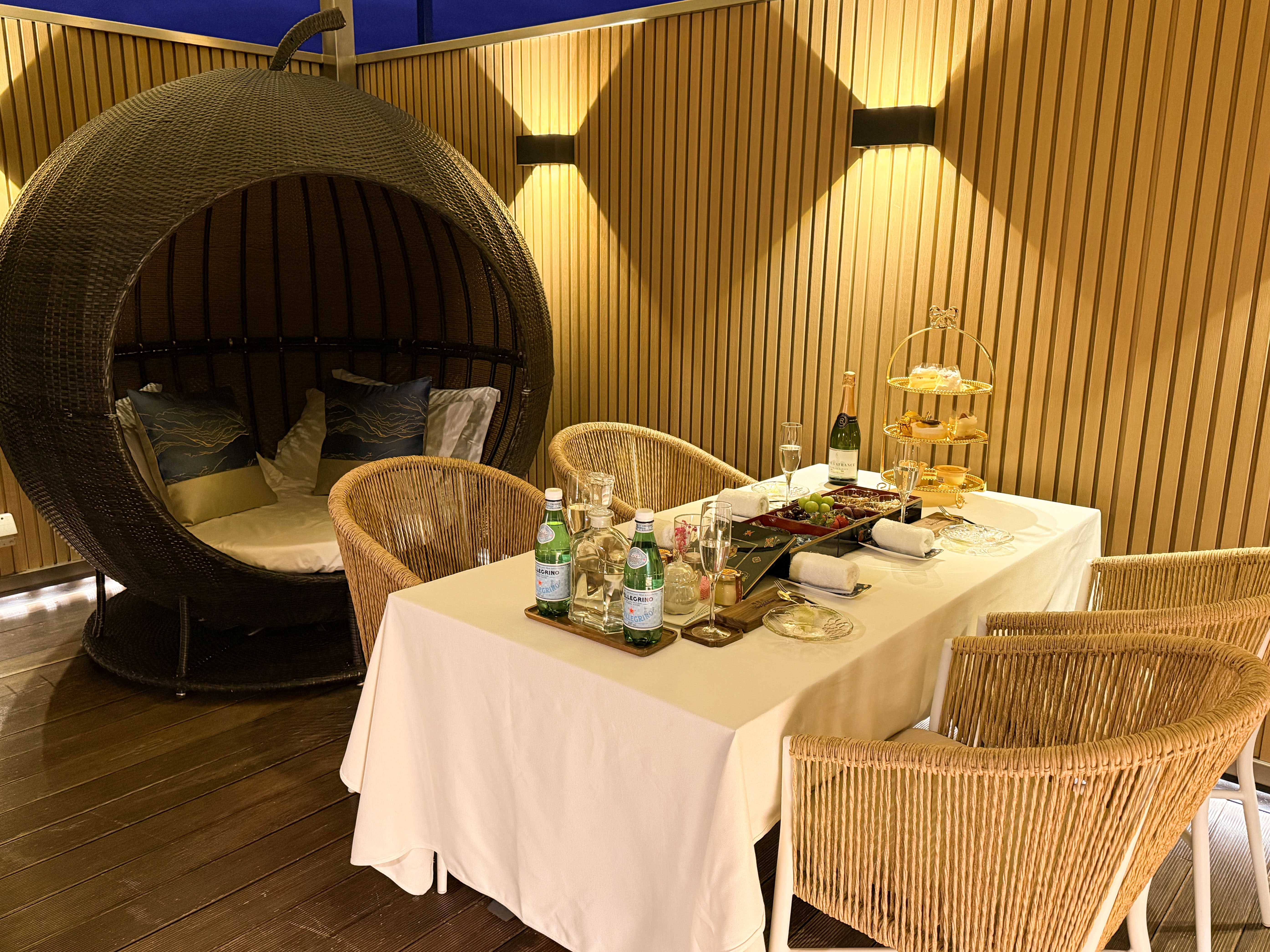 ・【オプション】お菓子やシャンパンハーフが一度に楽しめるオプションのご用意もございます。