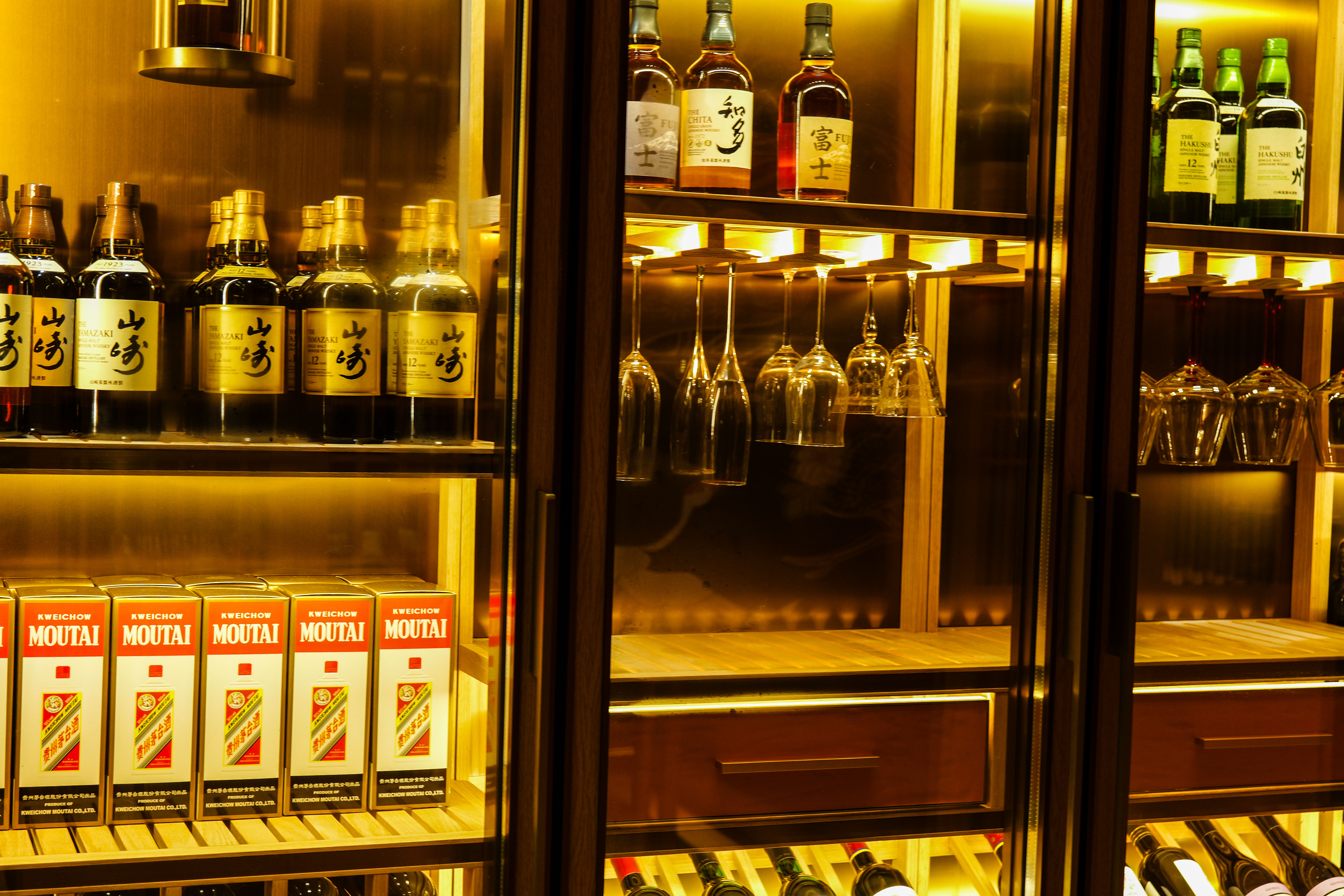 ・【ドリンク】果実酒、日本酒、焼酎、ワイン、蒸留酒様々な種類を取り揃えております。