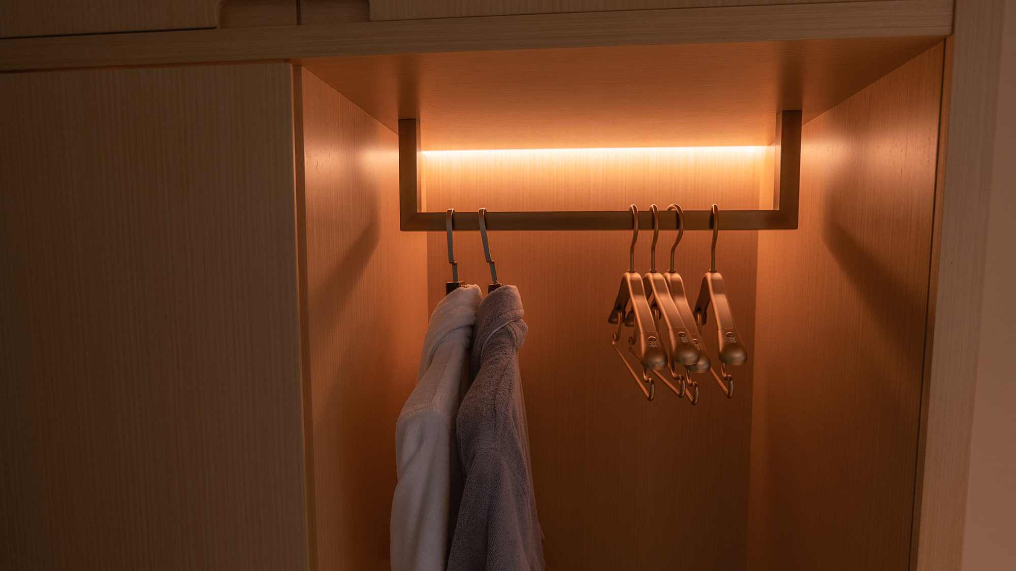 ・【バスローブ】クローゼットにバスローブを完備しております