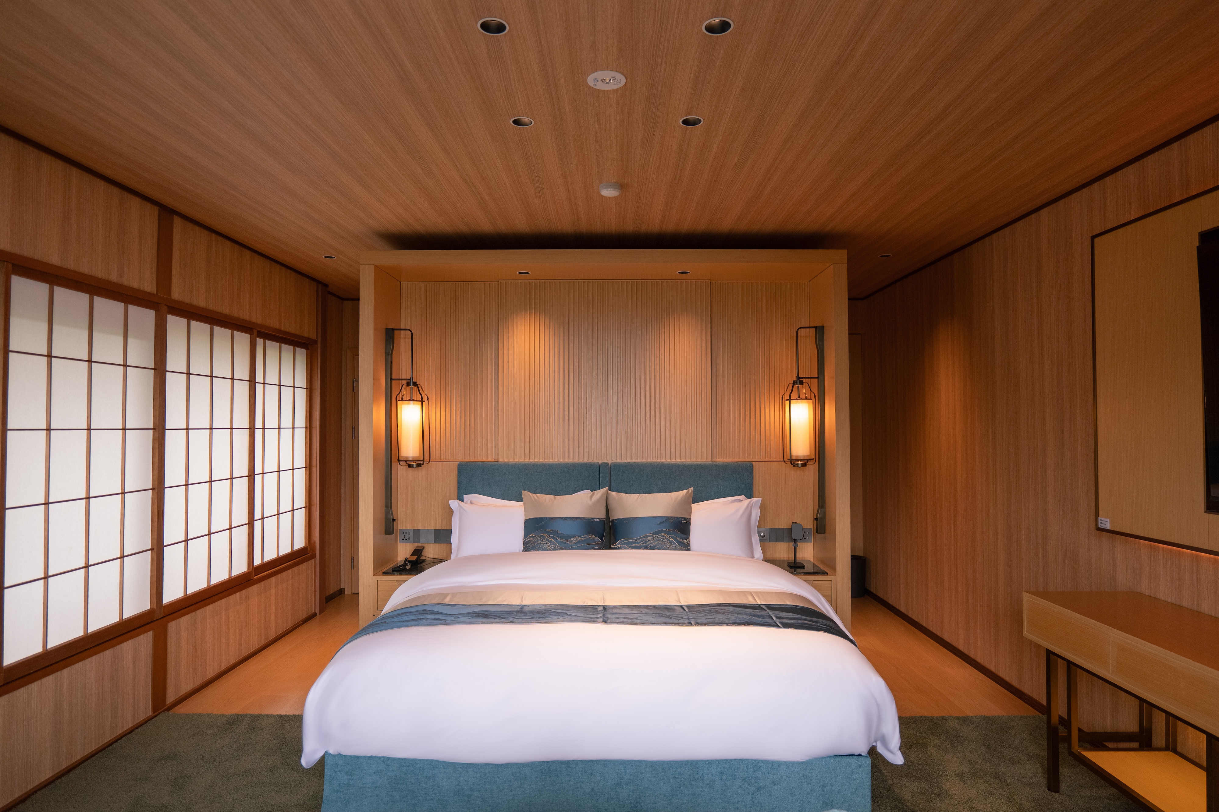 ・【客室】キングサイズベッドが1台。シックな雰囲気のお部屋です