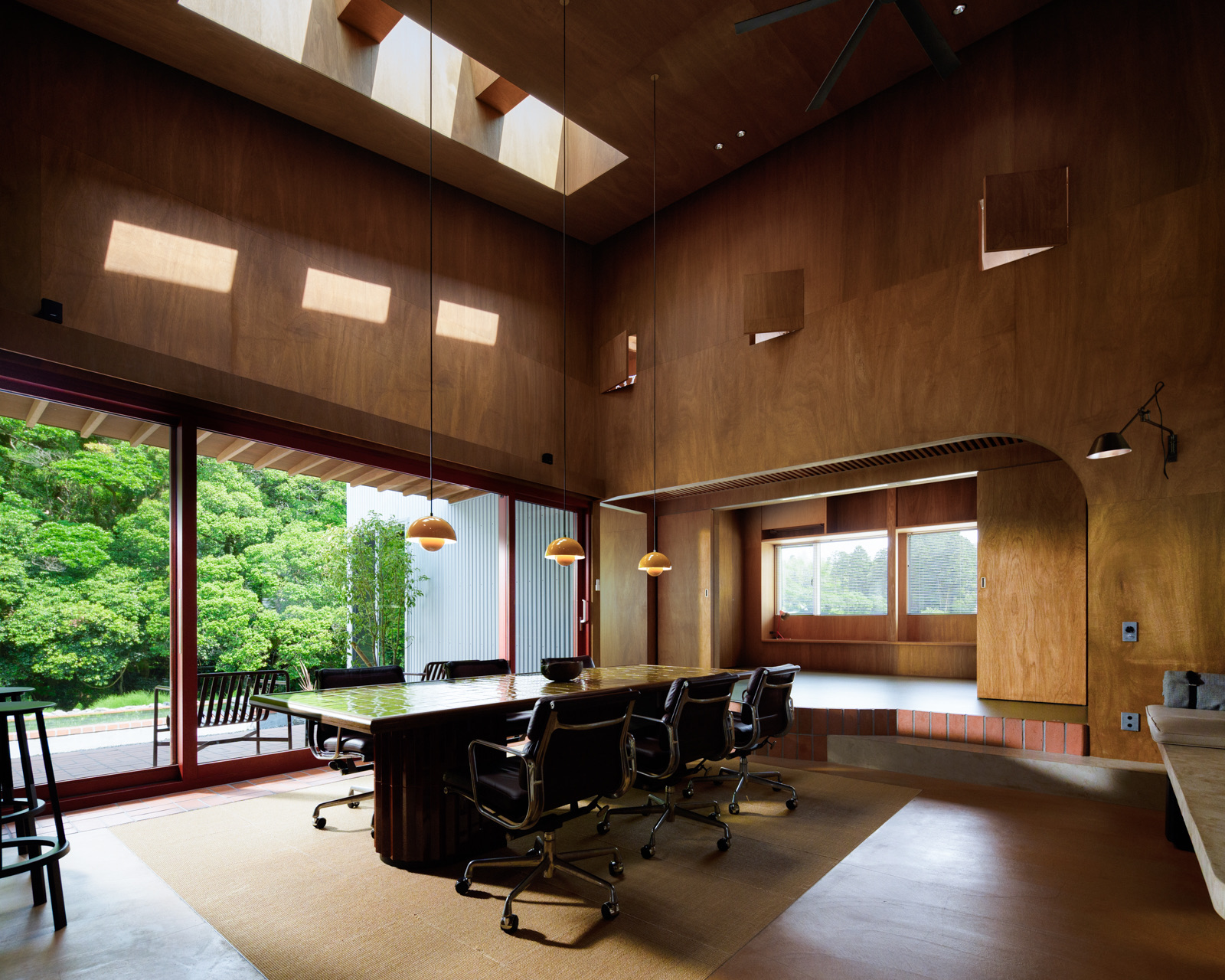 リビング（左側にテラス、奥にプレイルーム）