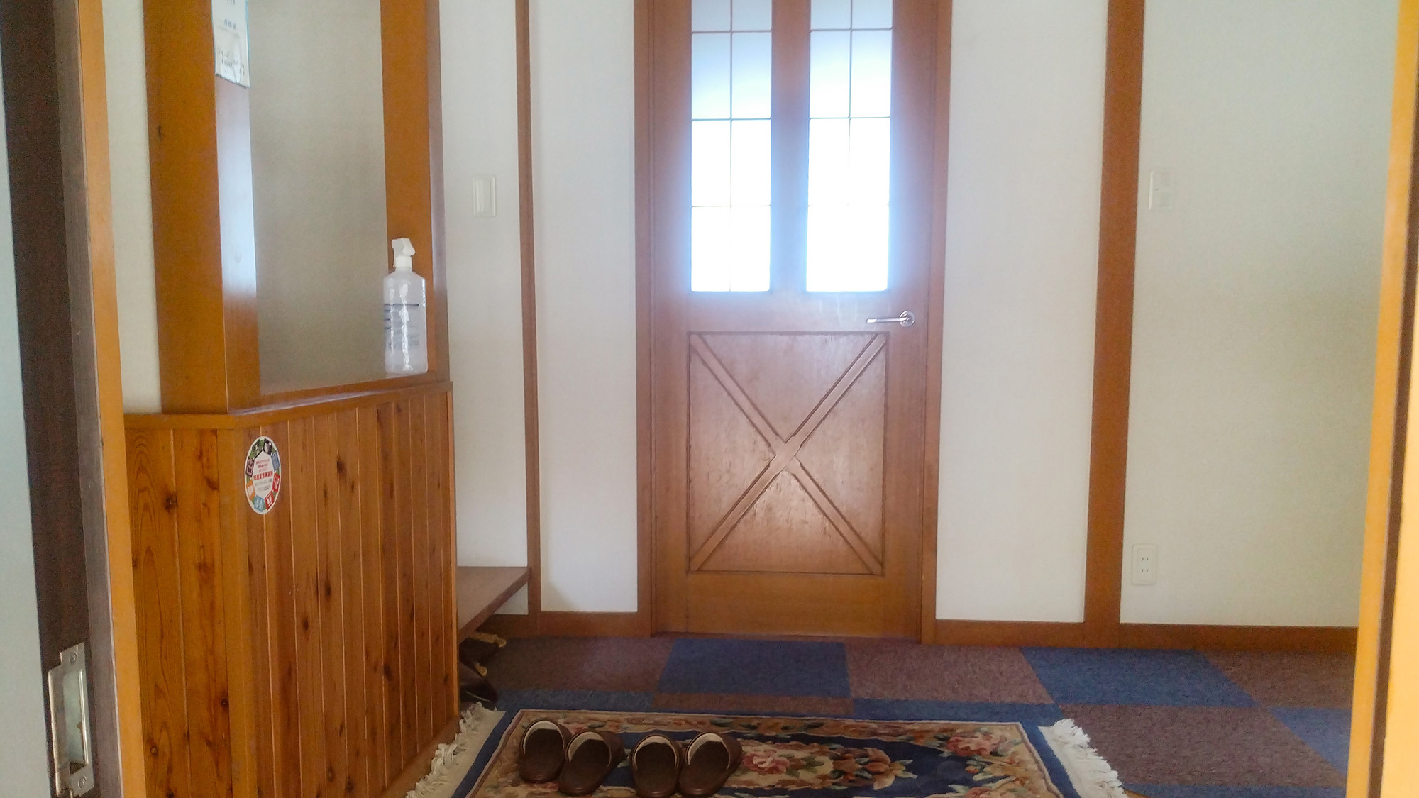 ・【エントランス】木の香りや温もりを楽しめる玄関。スリッパを用意しております。