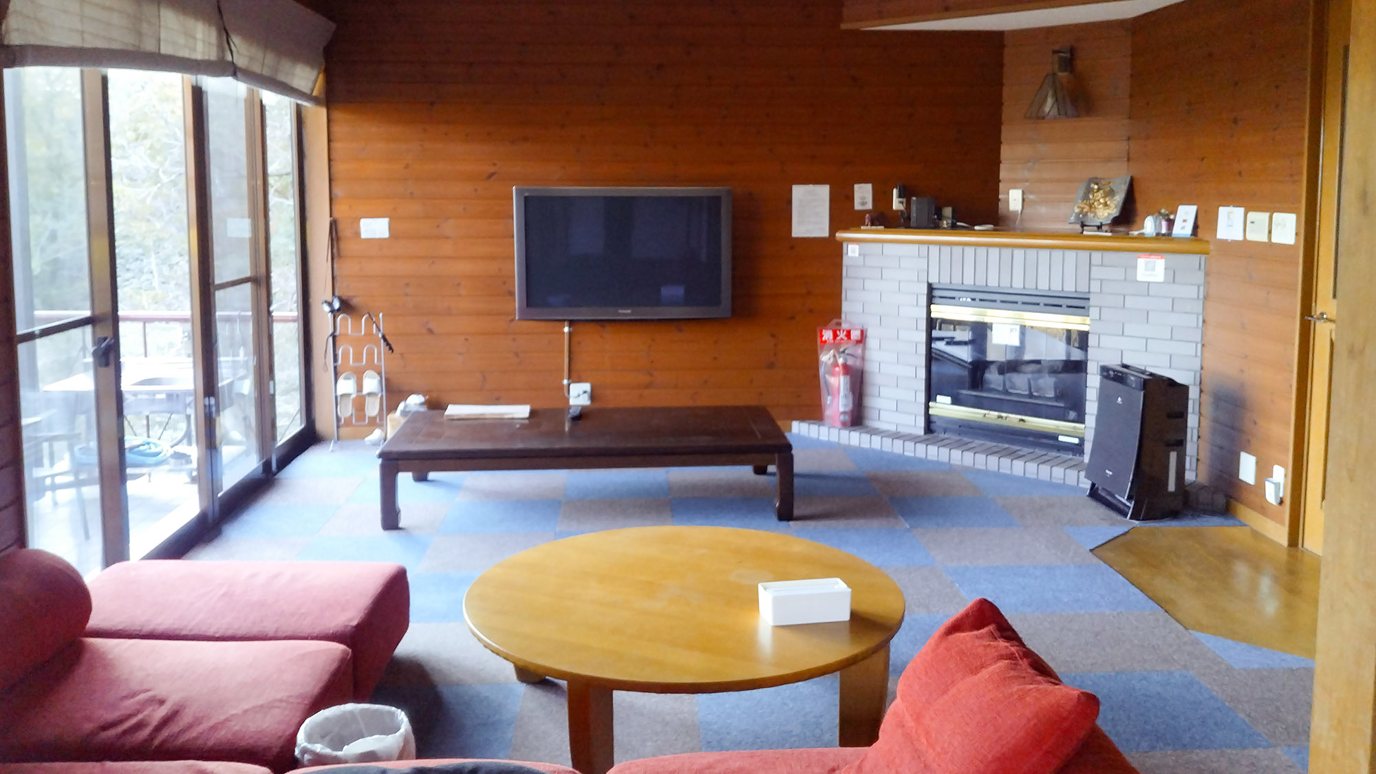 ・【リビング】陽当りが良く、広々とした空間。ソファーに掛けてゆっくりとお寛ぎください。