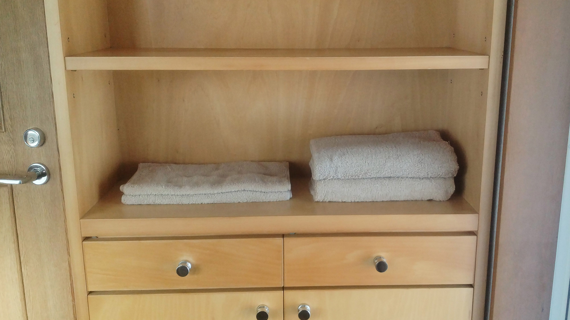 ・【備品】フェイスタオルとバスタオルを用意しております。手ぶらでも安心に宿泊できます。