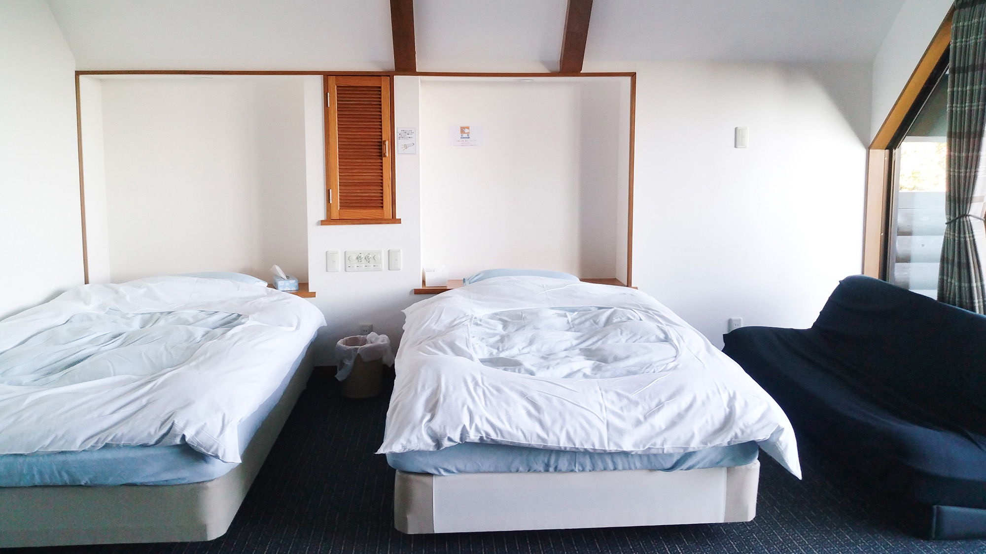 ・【寝室】シングルベッド2台、ソファー1台用意しております。枕元にスイッチがあり明かりの切替も簡単！