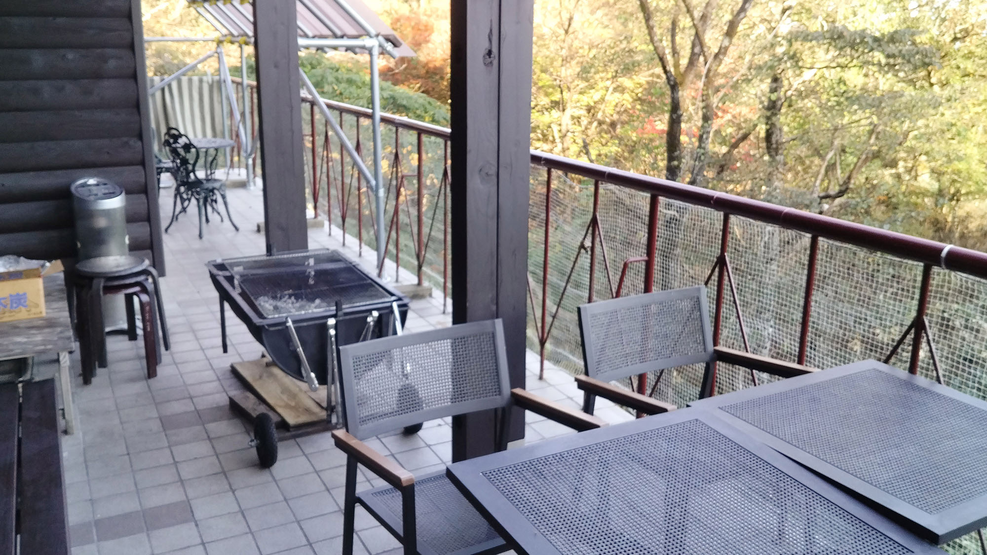 ・【ベランダ】椅子、テーブル、BBQ設備を用意。森景色を見ながら素敵な思い出を作りませんか。