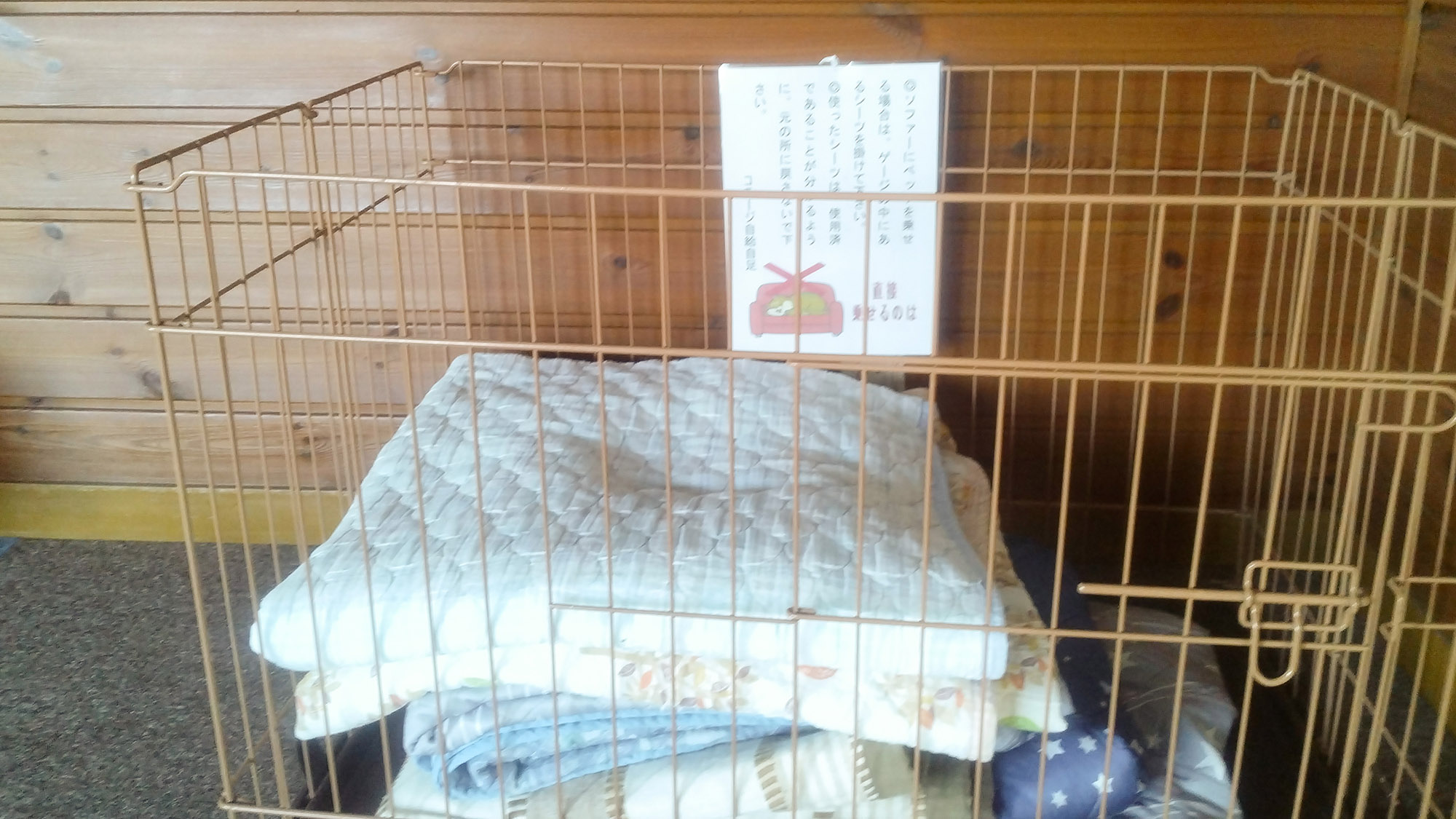 ・【ゲージ】ペット用シーツを用意しております。ソファーにペットを乗せる際にご利用ください。