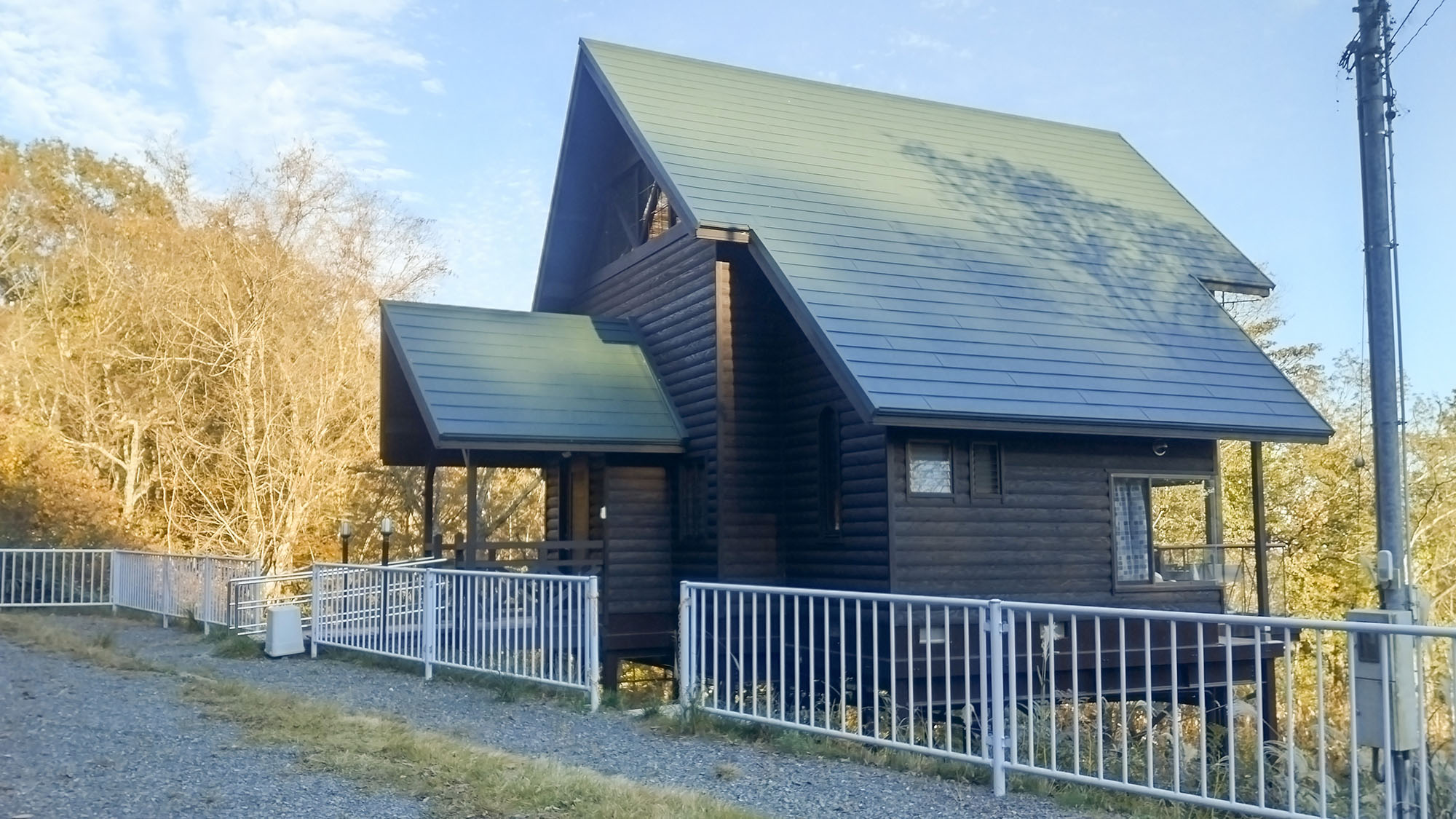 ・【外観】高原に立つ一軒家の別荘。周りを気にせずゆっくりとお過ごしください。