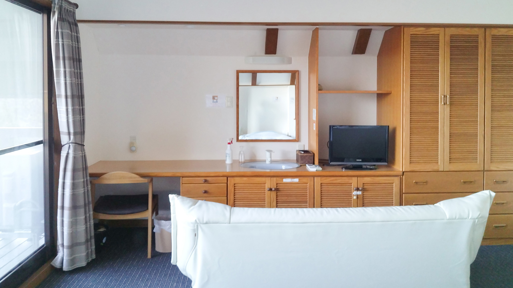 ・【寝室】クローゼット、テレビ、洗面台、デスクまで完備。収納スペースも多いので部屋を広く使えます。