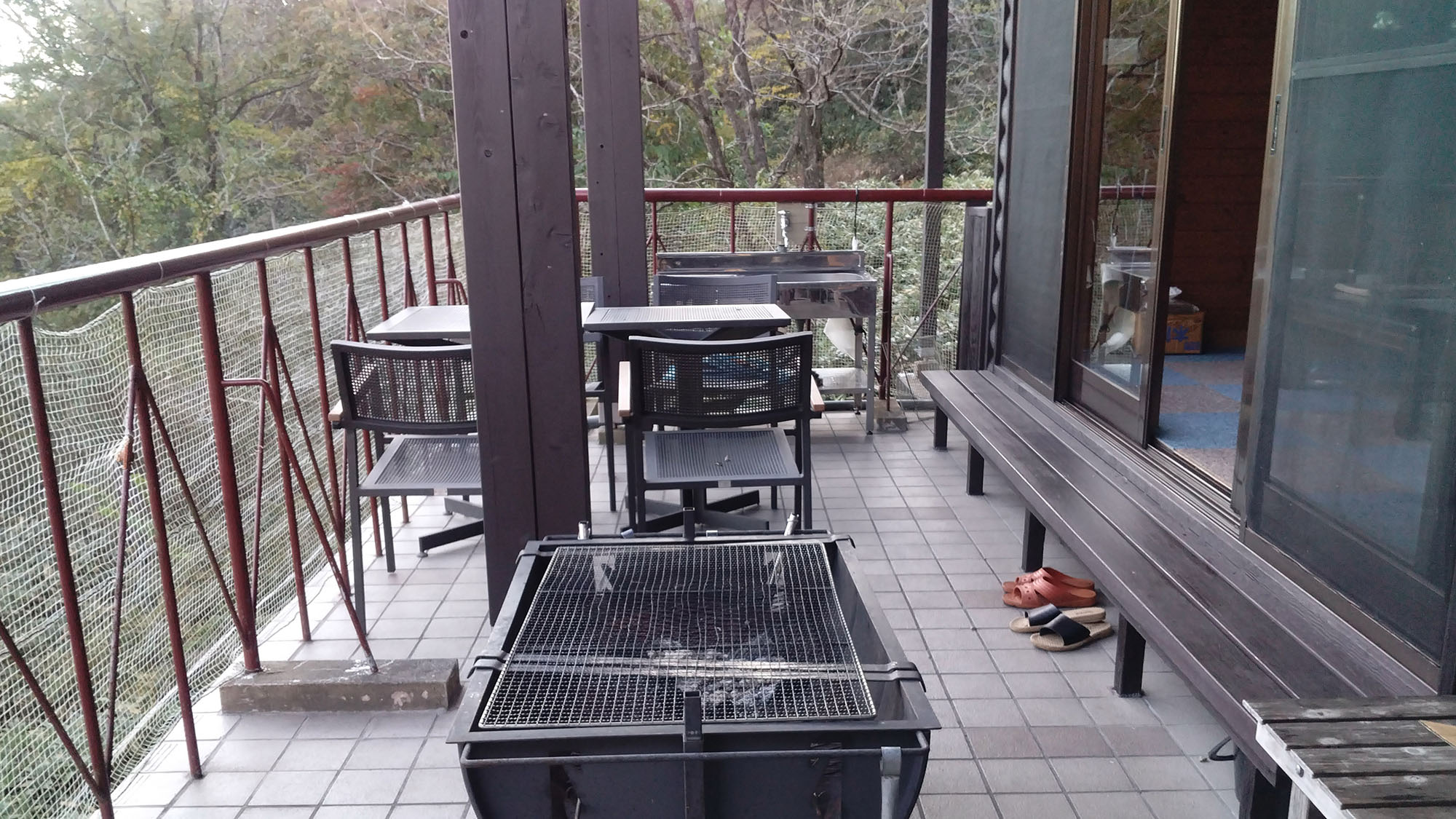 ・【ベランダ】椅子と縁側があって、大人数のお集まりも楽しめます♪