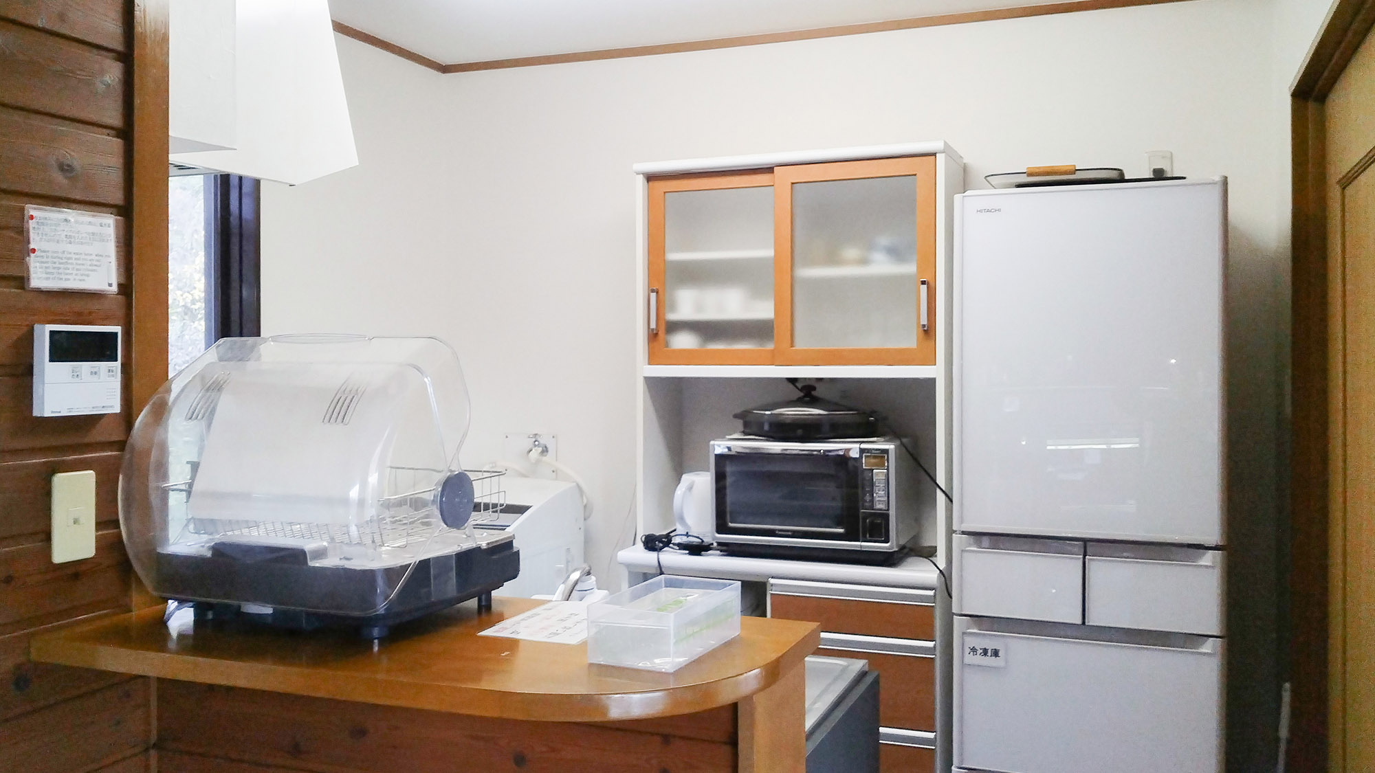 ・【キッチン】食器、電子レンジ、ケトル、冷凍庫完備。ご自由にご利用ください。