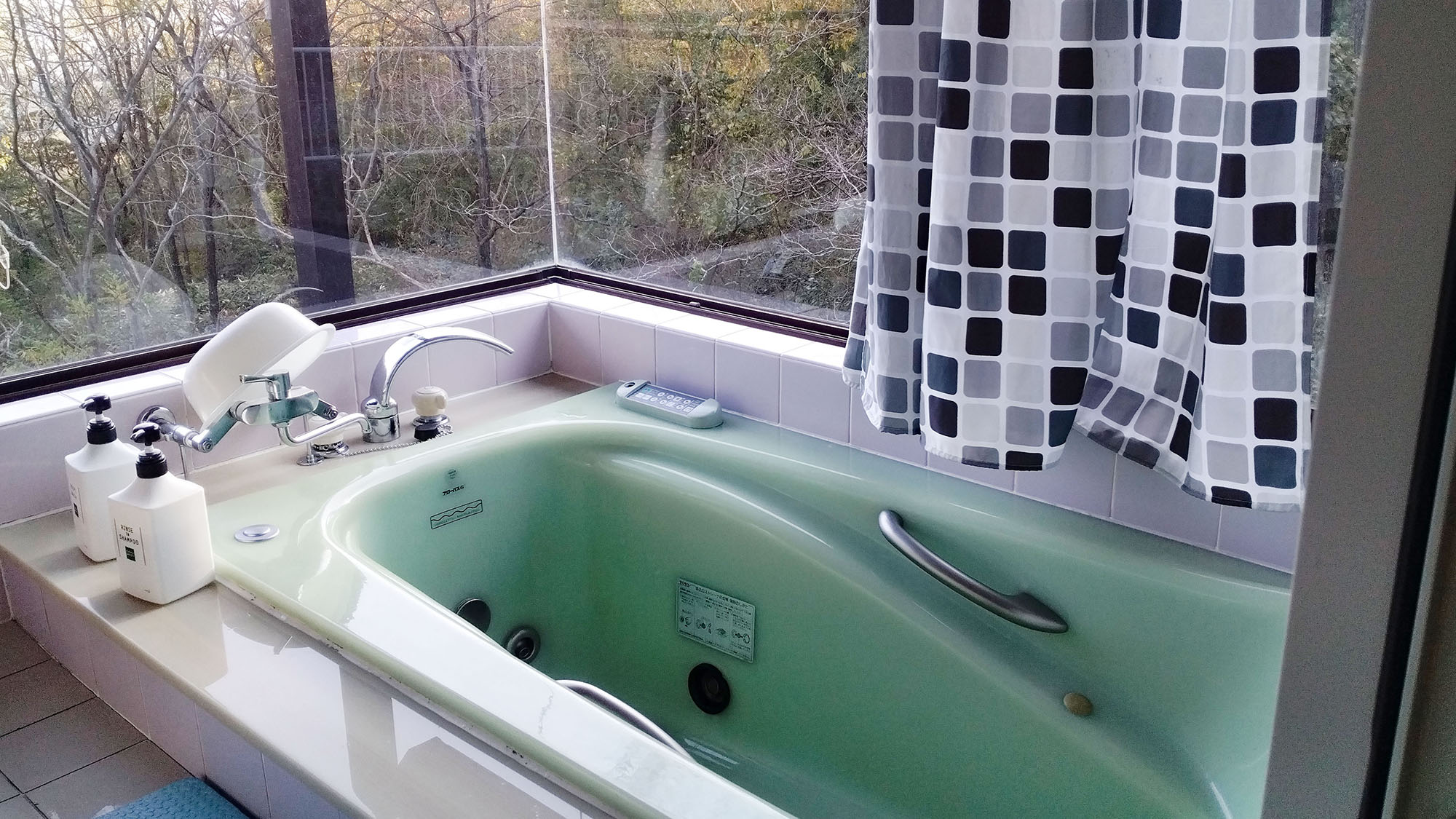 ・【お風呂場】カーテンを開けると露天風呂の気分でリラックスして入浴できます。