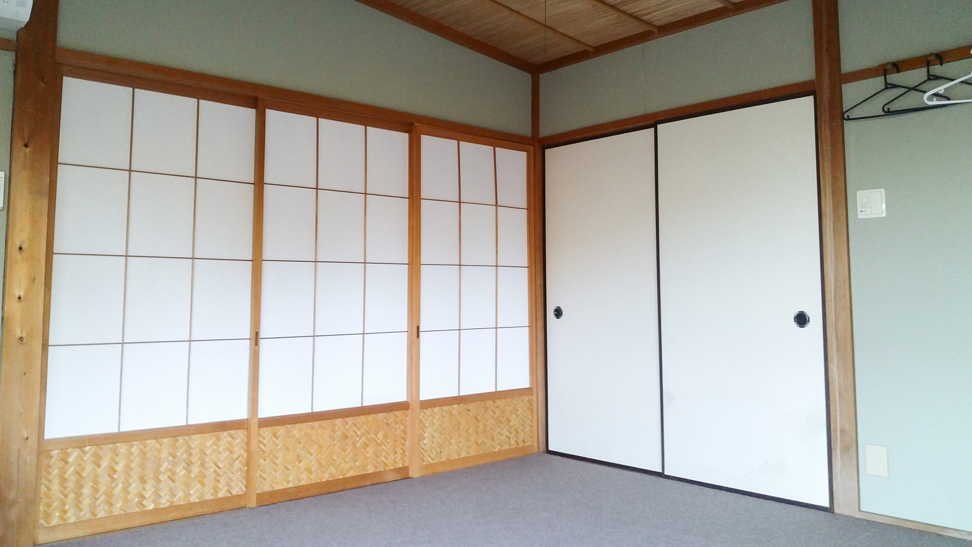 ・【和室】障子や竿縁天井で構成した趣のある和室です。コート掛けも完備。