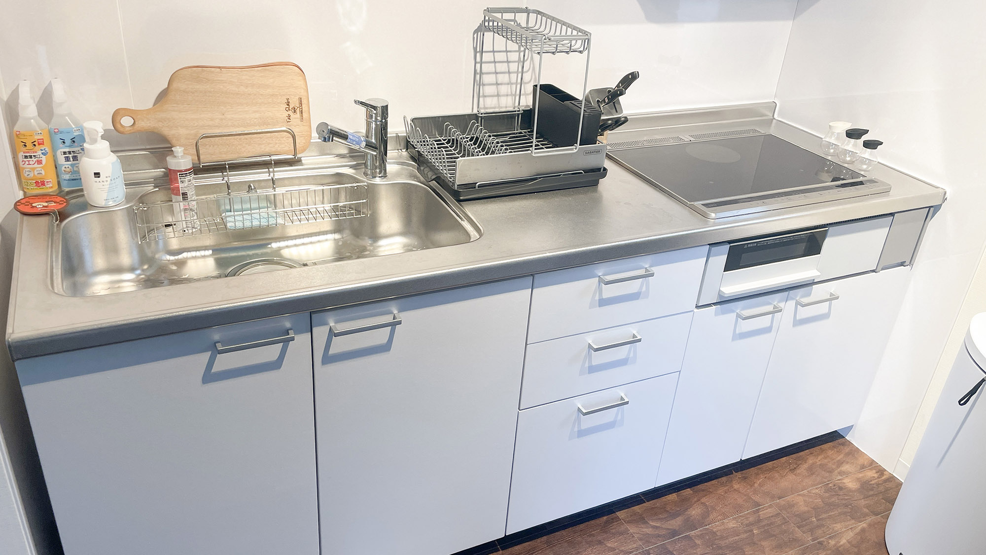 ・【B棟／キッチン】調理器具、食器類を完備。好きな食材を持参して自炊ができます