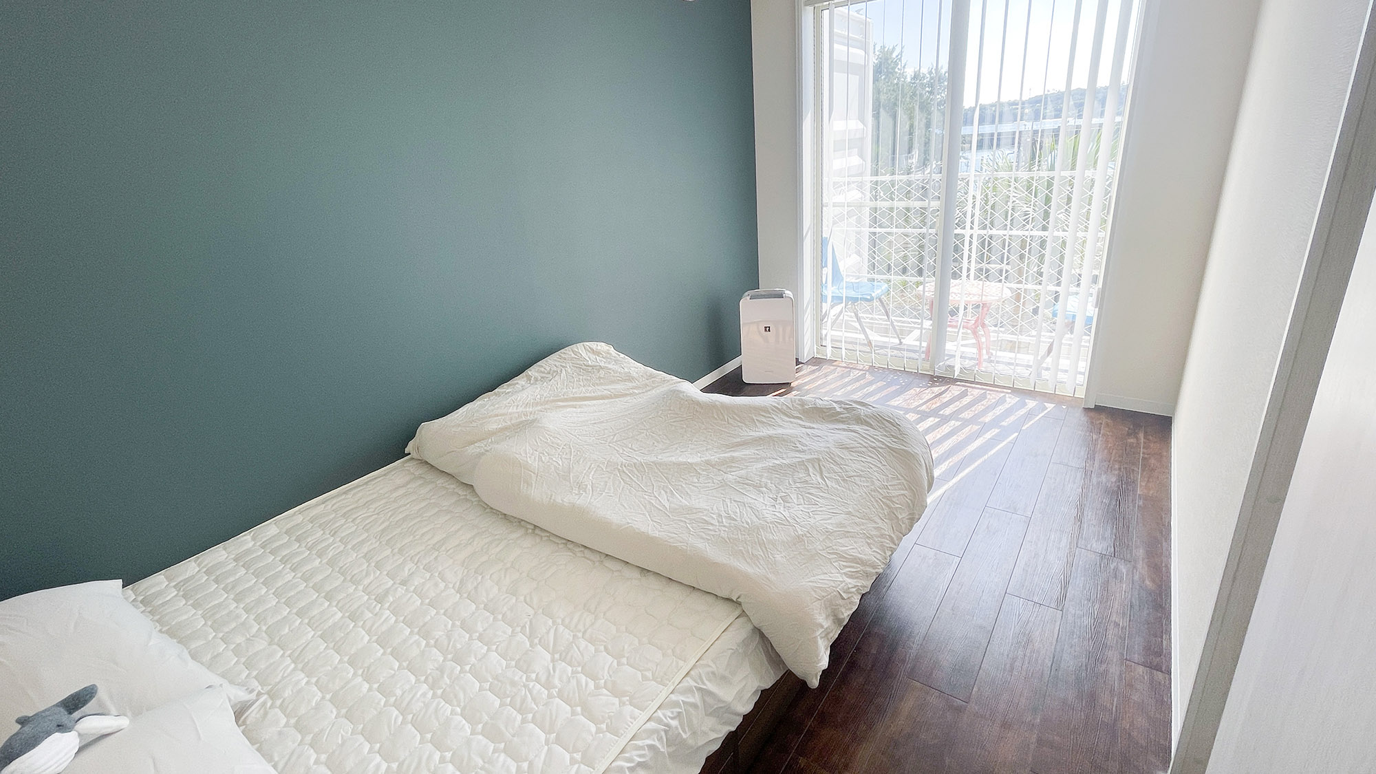 ・【A棟／寝室】南向きの窓から明るい日差しが差し込みます