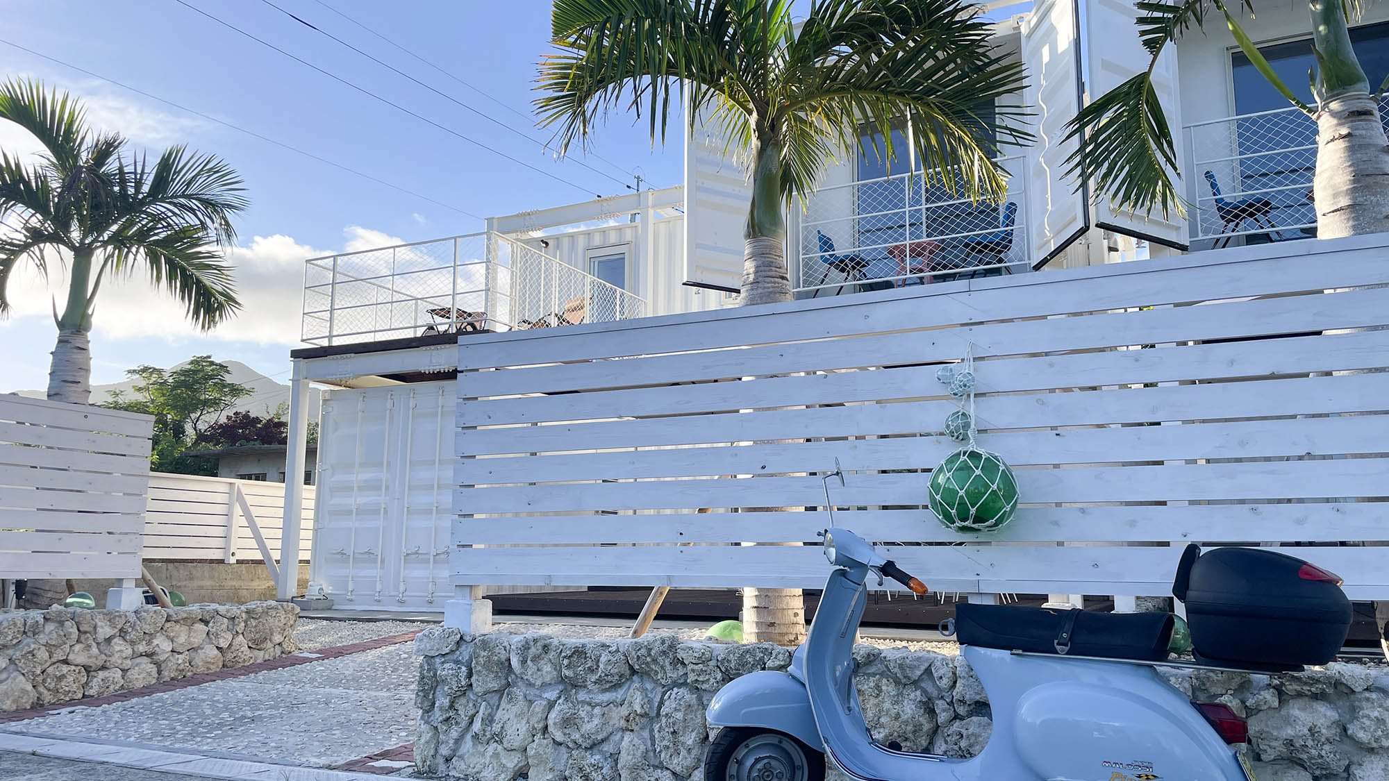 ・【外観】ビーチまで徒歩約30秒。目の前に徳之島の透き通った青い海と白い砂浜が広がります