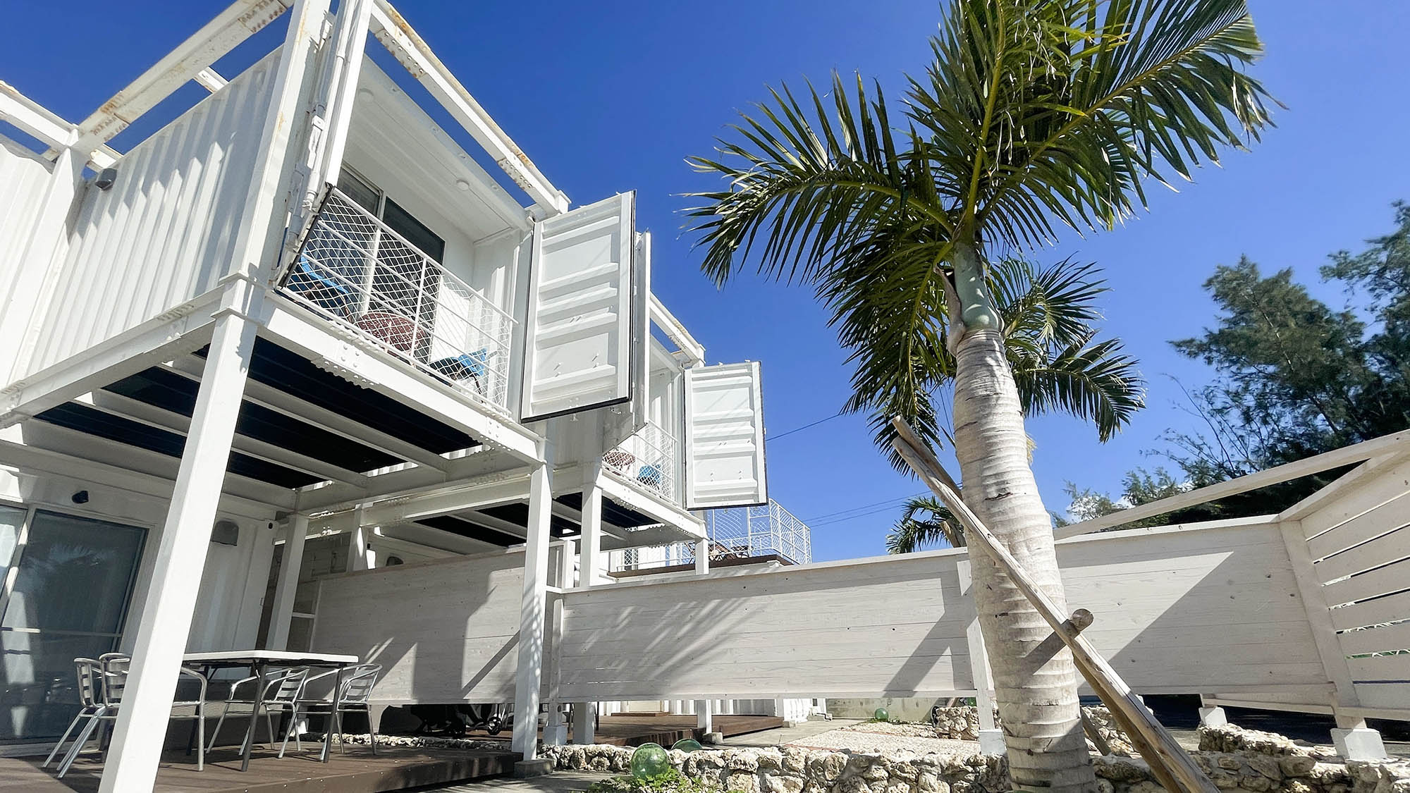 ・【外観】ウッドデッキではBBQも楽しめます（BBQ機材は有料レンタル）