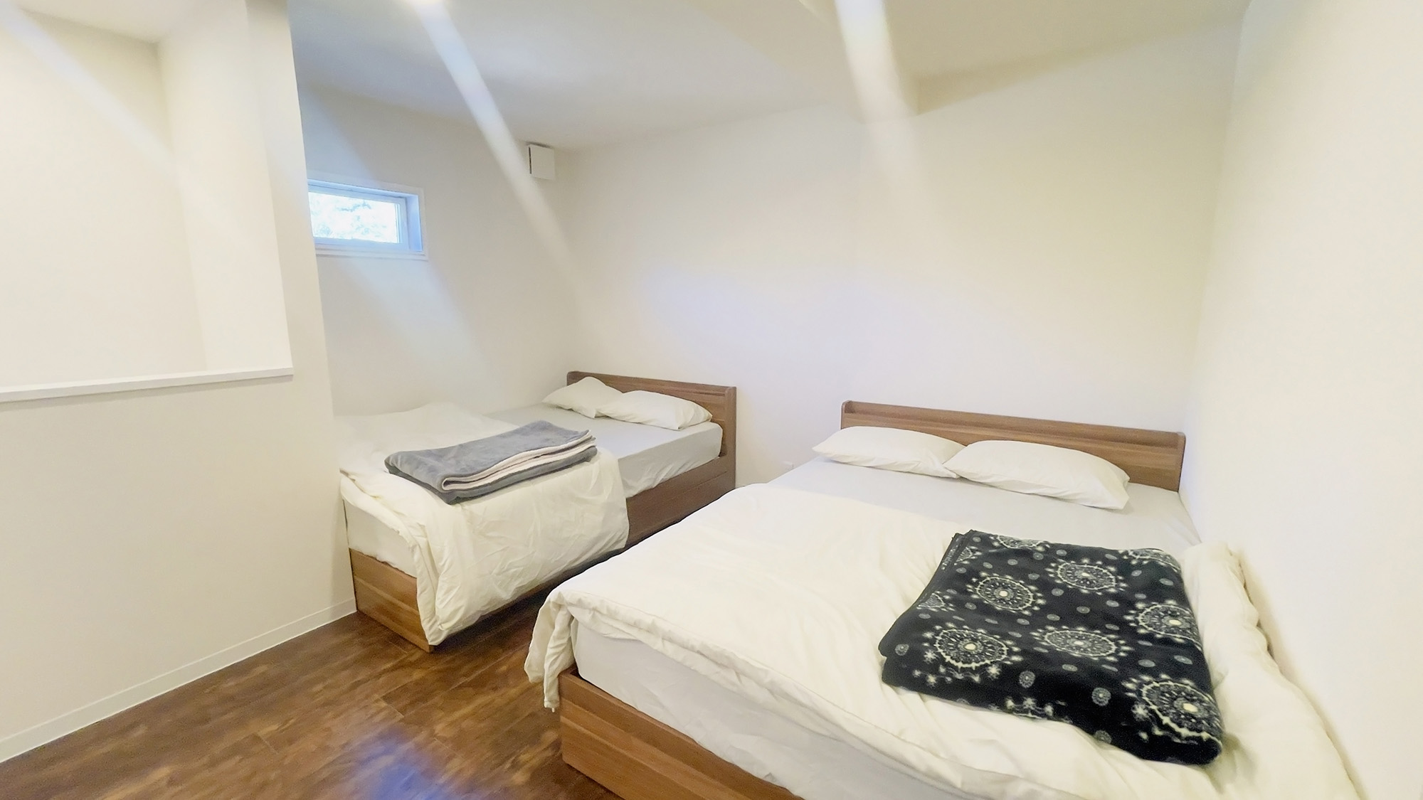 ・【B棟／寝室】白を基調とした明るいお部屋。ダブルベッド2台を常設、エキストラベッドも設置可能です