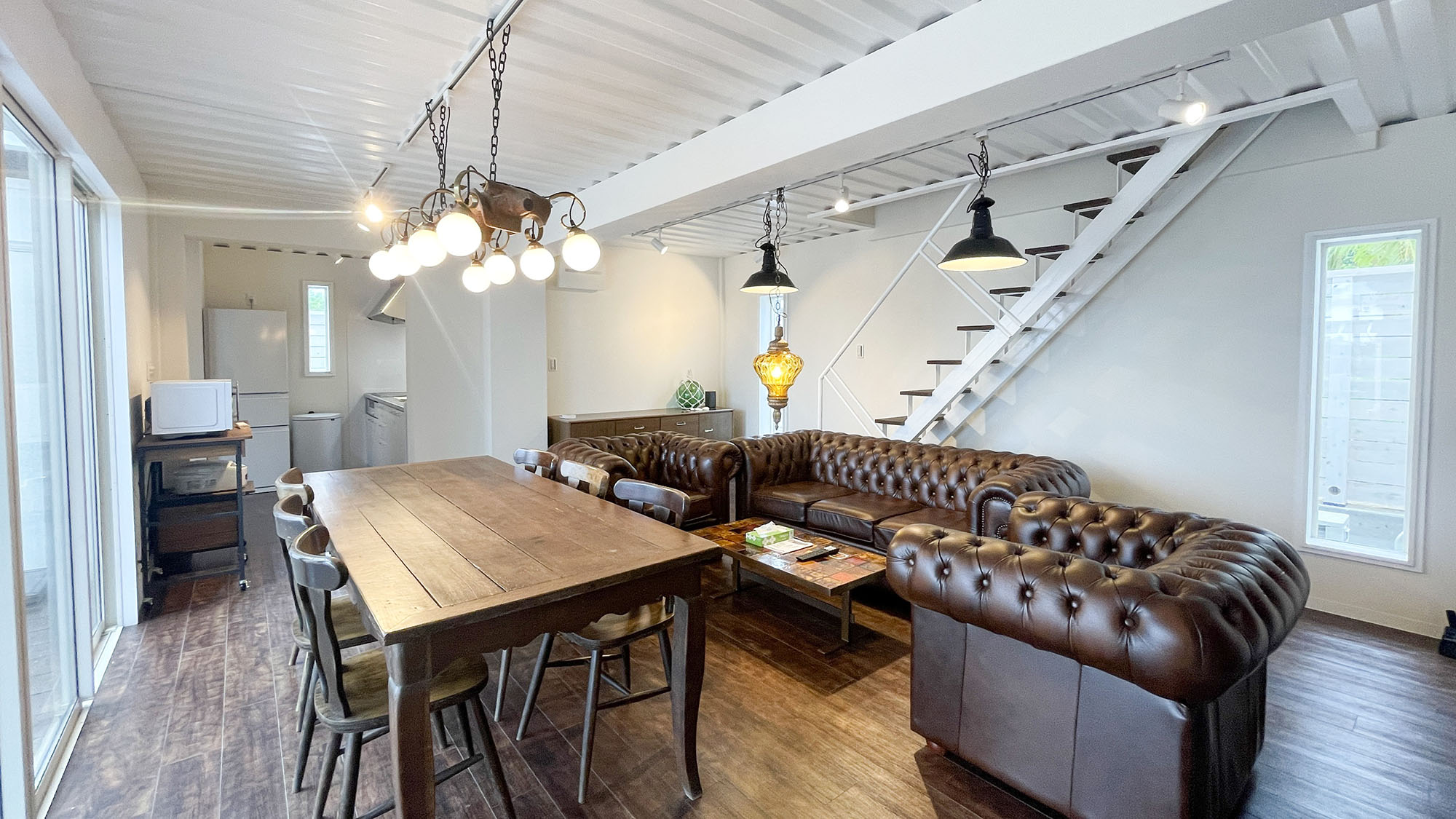 ・【A棟／リビング＆ダイニング】リビングダイニングの奥にキッチンがあります