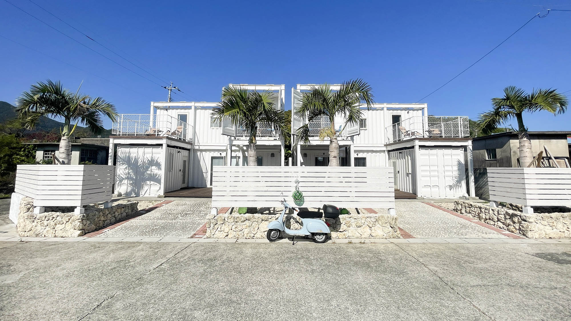 ・【外観】青い空が映える真っ白なコンテナヴィラ。A棟・B棟がございます