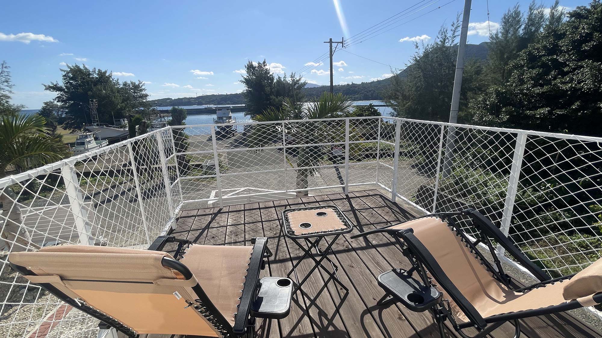 ・【A棟／バルコニー】南国の青空と美しい海を感じられる開放的なバルコニー