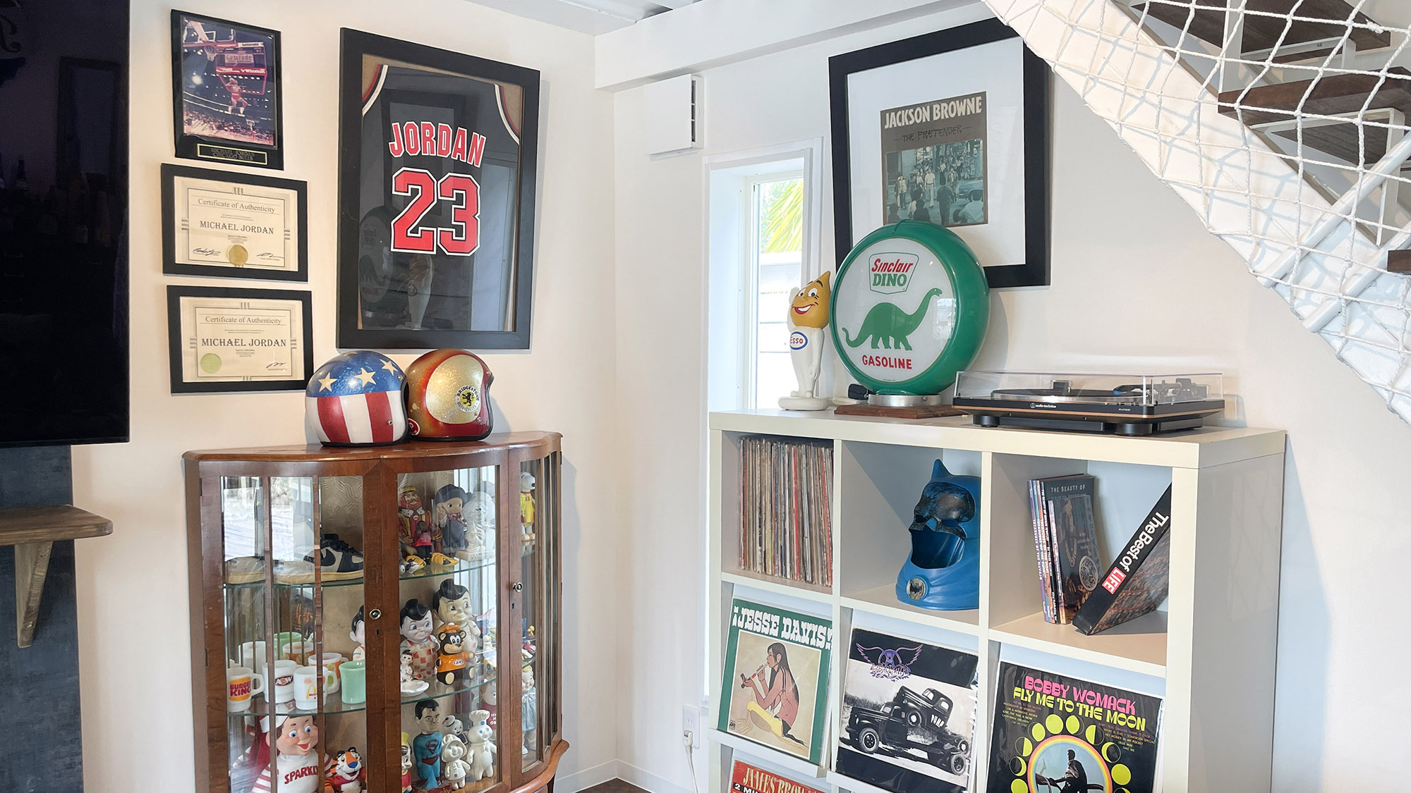 ・【B棟／リビング＆ダイニング】アメリカンテイストの置物やオブジェがお部屋を彩ります