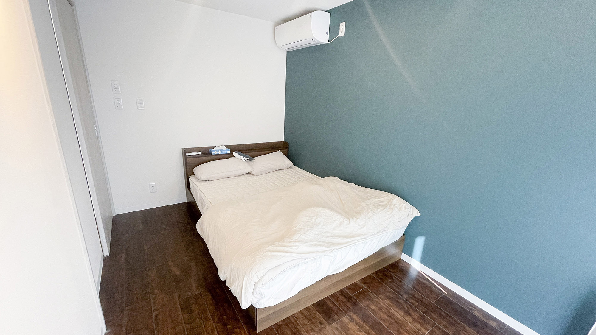 ・【A棟／寝室】ダブルベッド1台を設置したシンプルなお部屋。エアコン完備