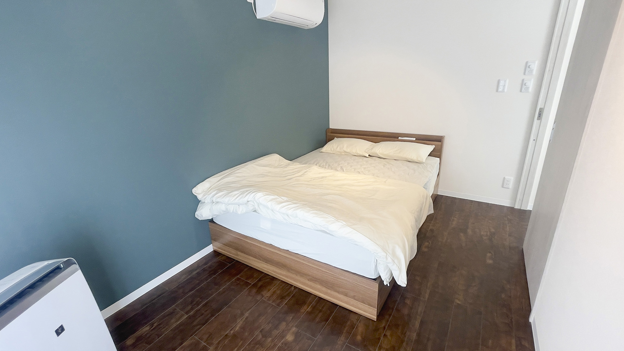 ・【B棟／寝室】ダブルベッド1台を設置したシンプルなお部屋。エアコン完備