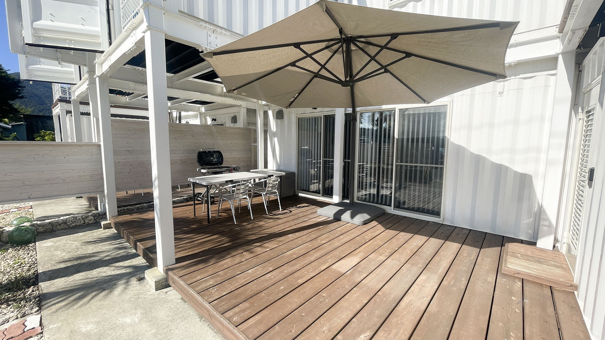 ・【B棟／ウッドデッキ】開放的な空間です。※焚き火や花火はご利用いただけません