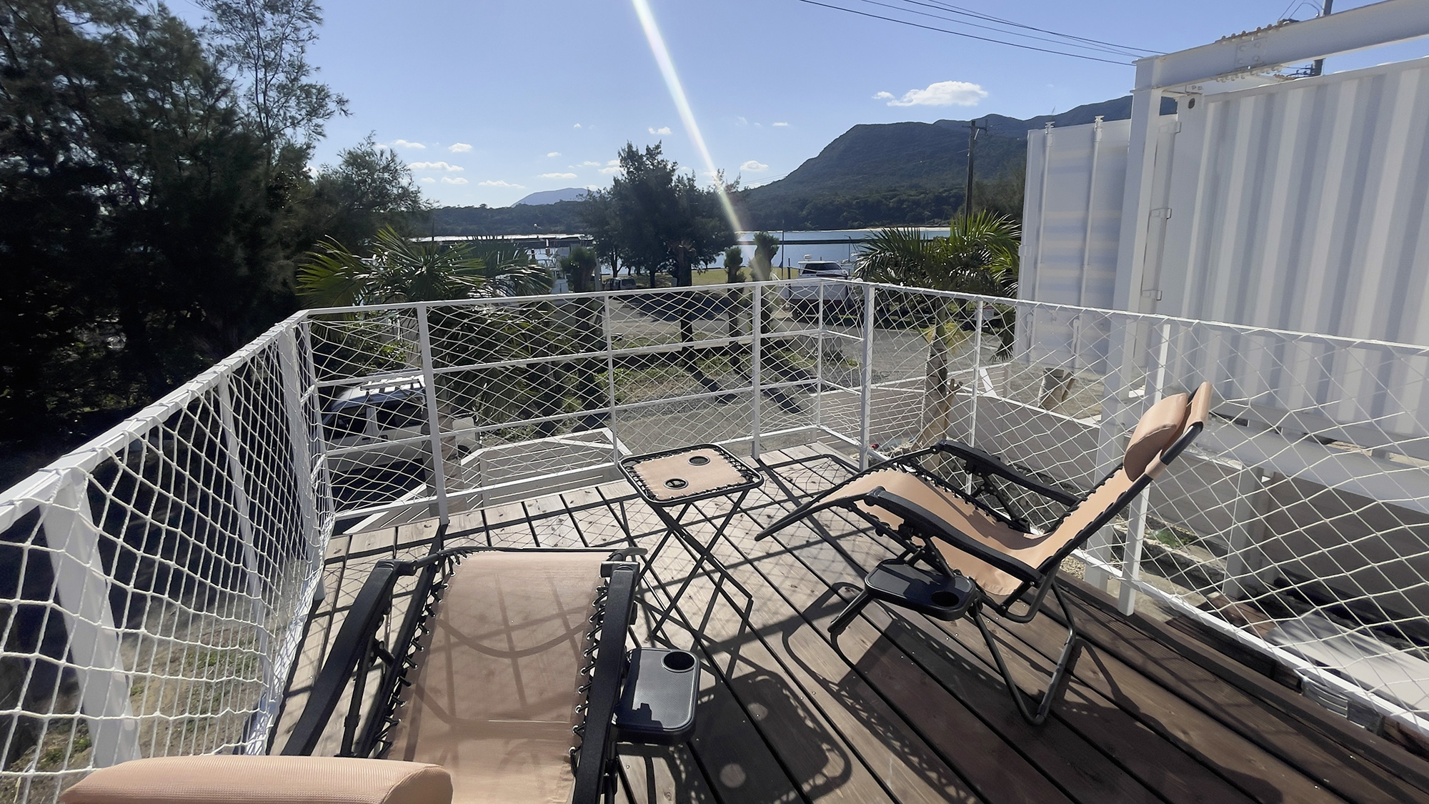 ・【B棟／バルコニー】青い海、緑豊かな山々を一望。南の島の休日をゆったりお過ごしください