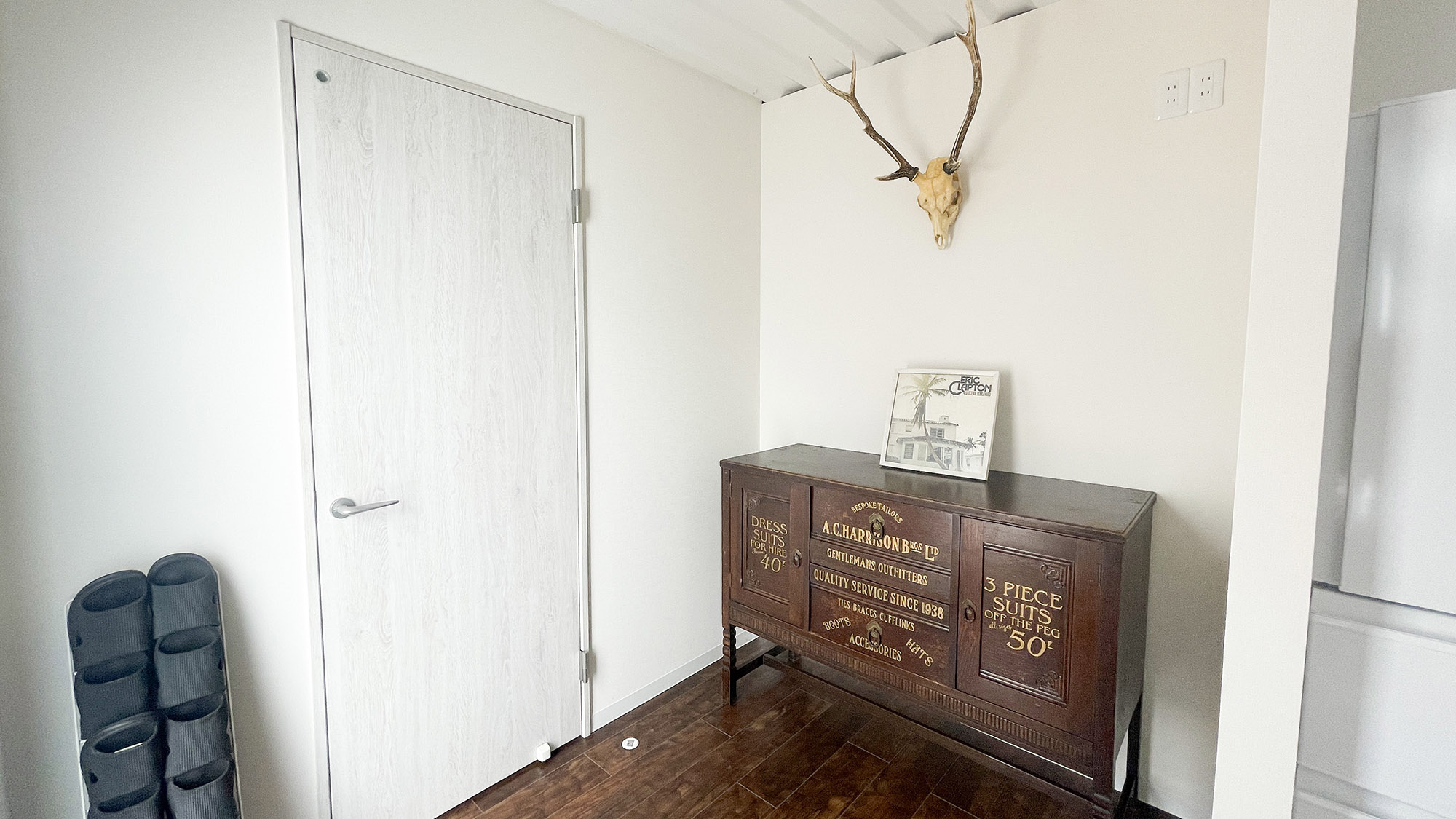 ・【A棟／エントランス】玄関でスリッパに履き替えてお上がりください