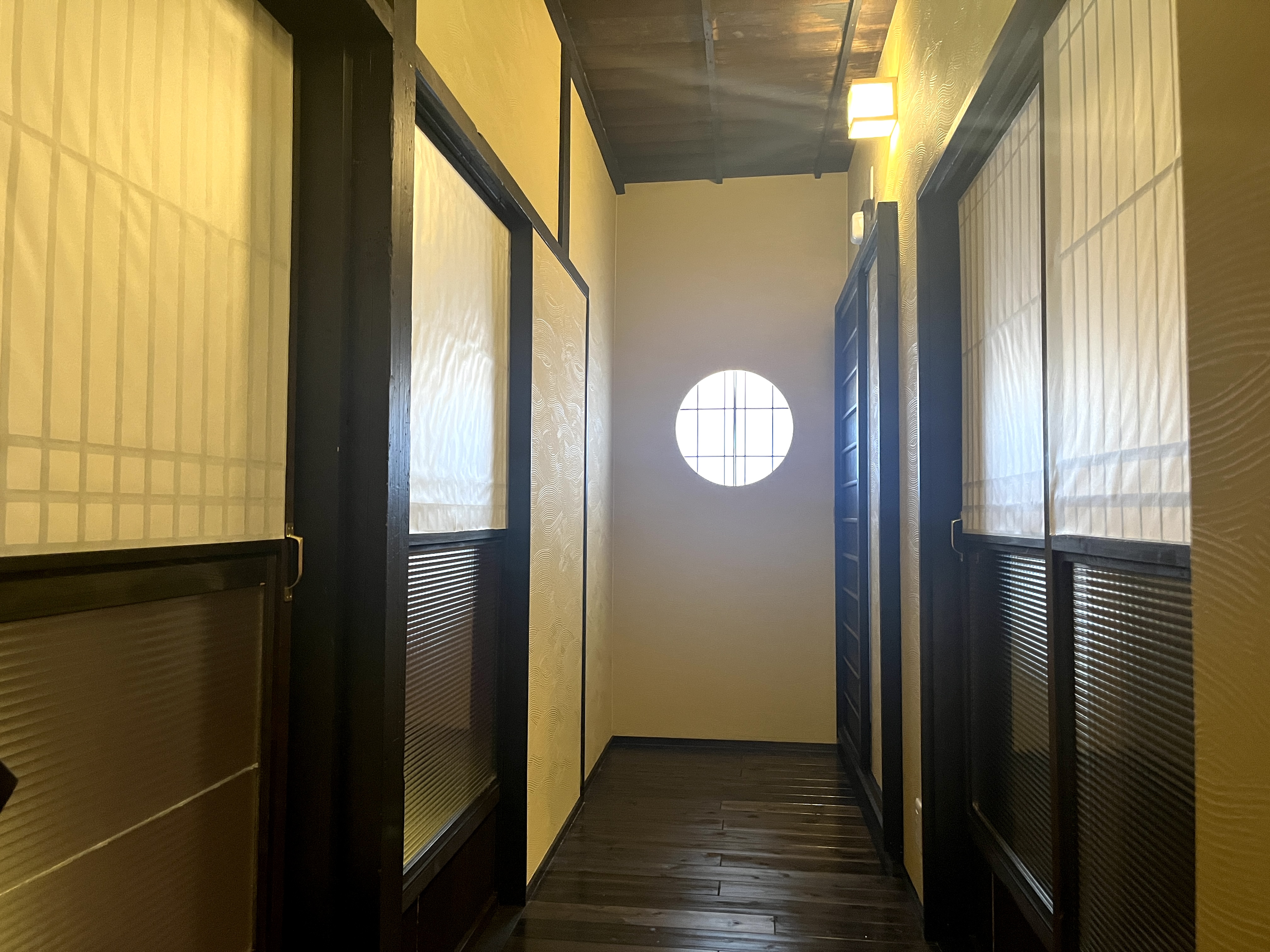 廊下、丸窓が日本を思わせます