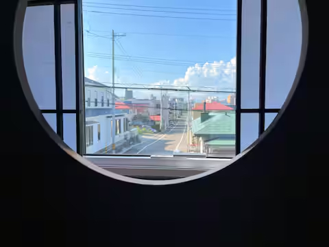 廊下丸窓からの風景