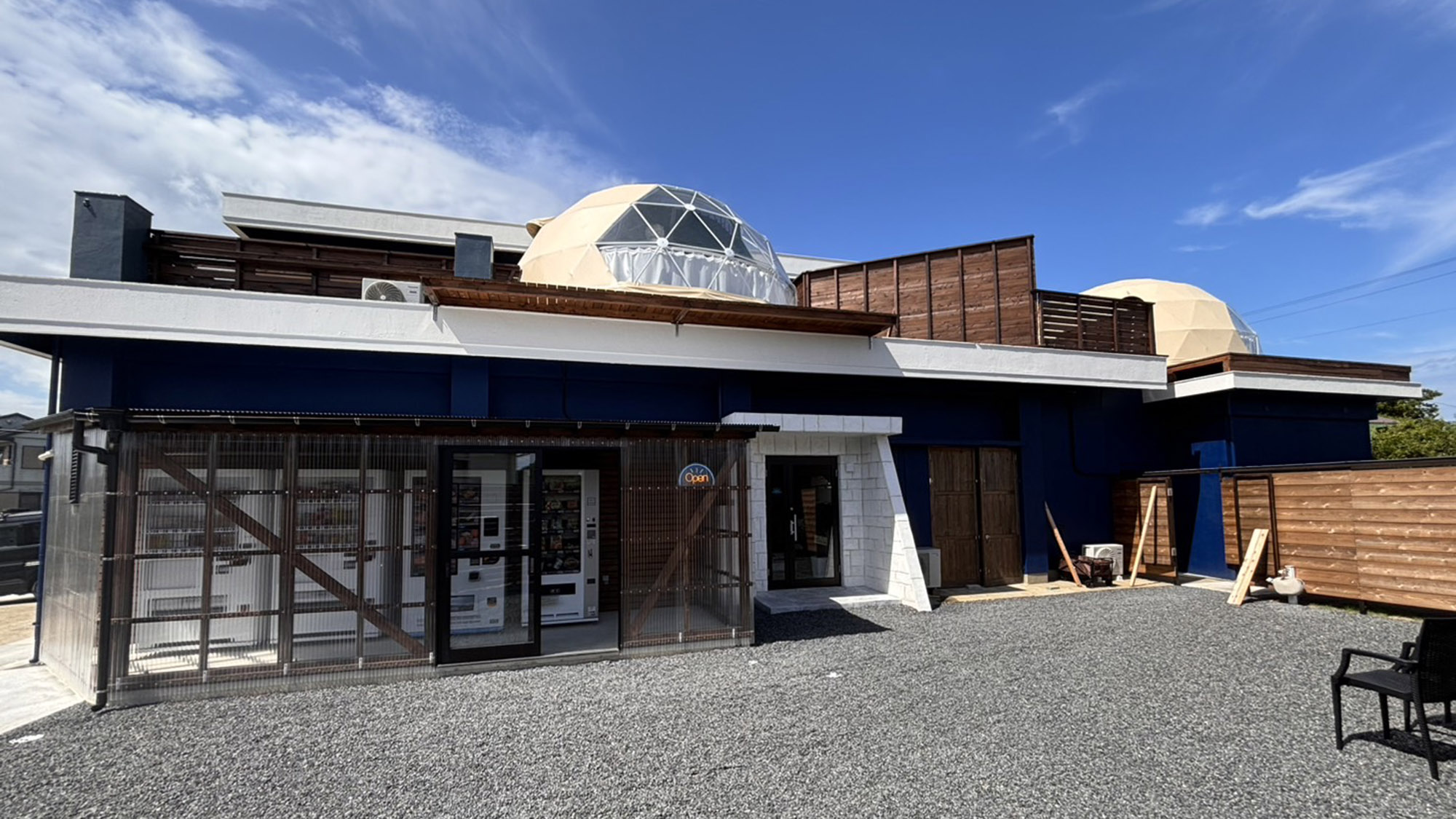 ・【外観】ドームテント3棟と客室専用露天風呂付のスイートヴィラ、お好きなお部屋タイプをお選びください