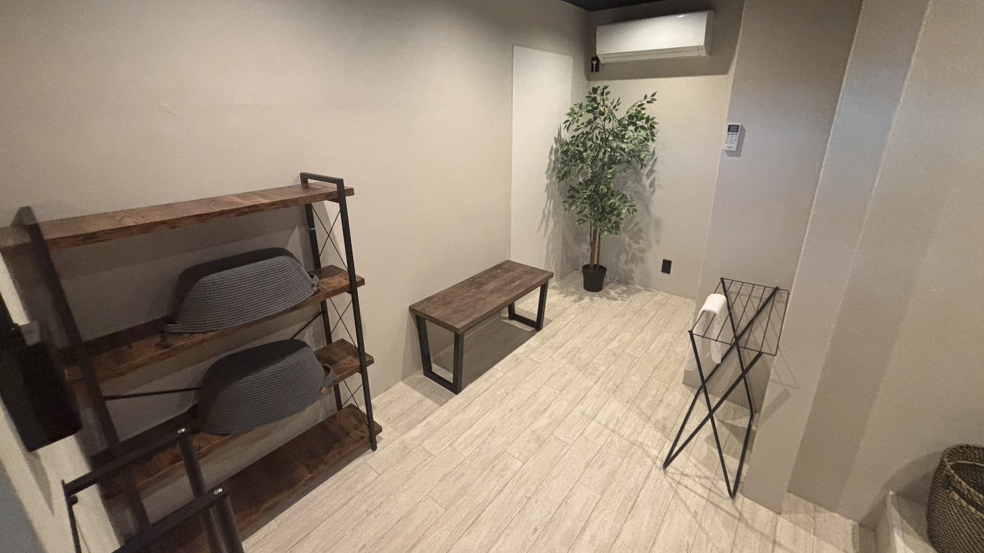 ・【shima：バスルーム】お風呂に入る際は、着替えを洗濯籠をご利用ください