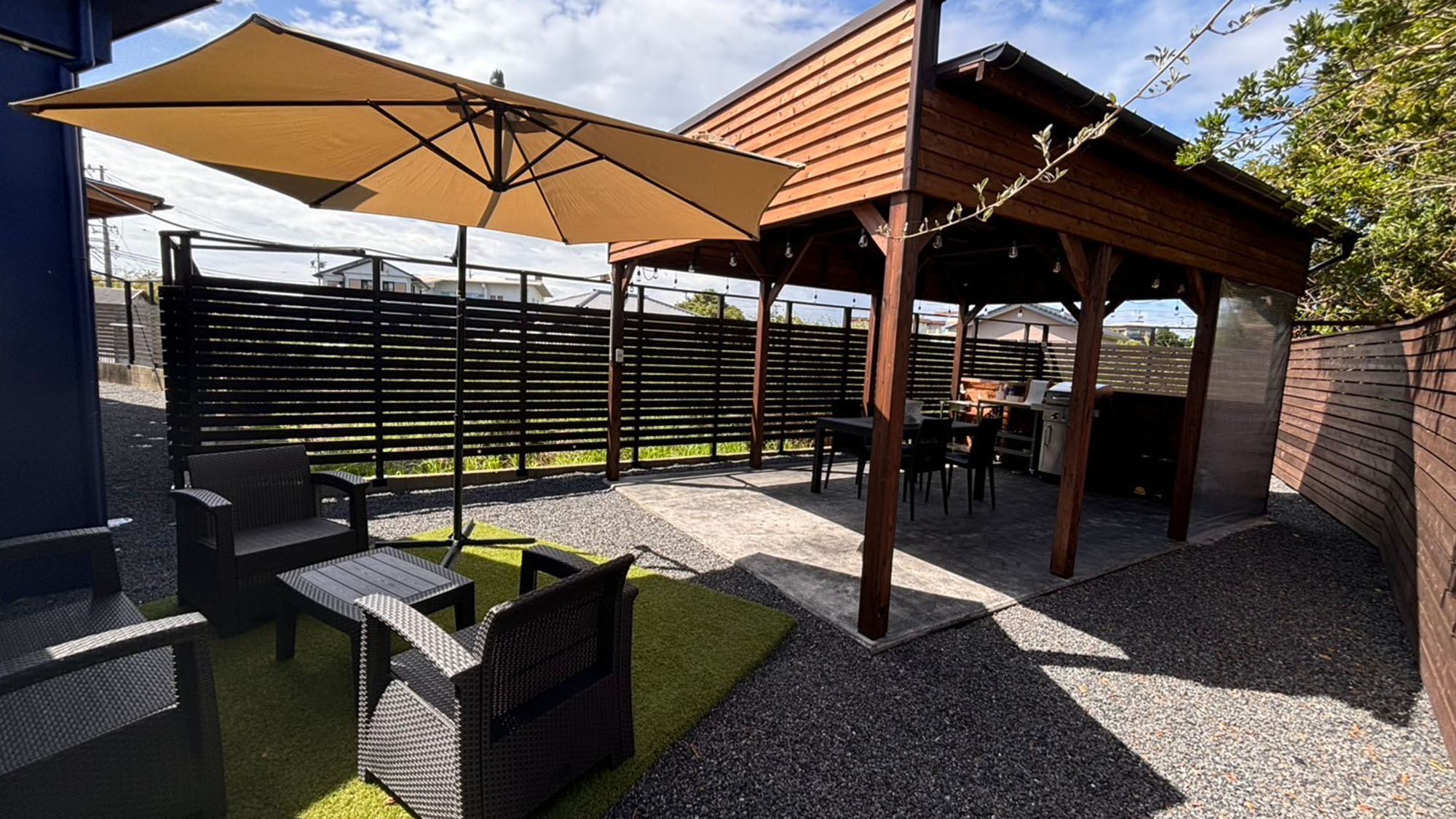 ・【shima：BBQ】開放感を感じつつ、屋根付きのため雨や日差しを気にすることなく楽しめます