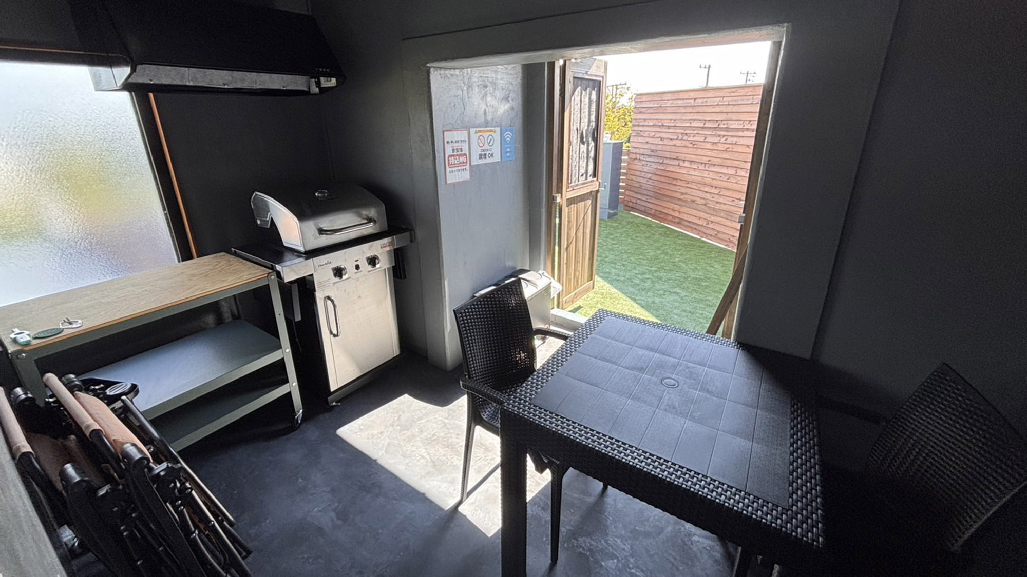 ・【seaside：BBQ】屋根付きのため、天候を気にすることなく安心してご利用いただけます