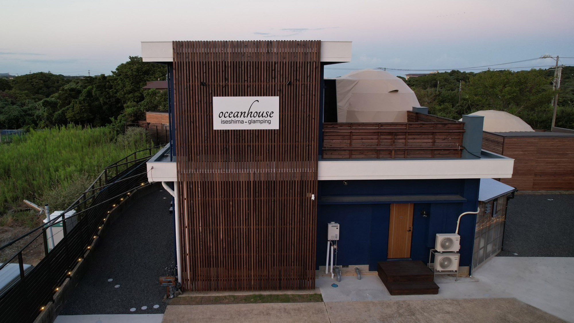 ・【外観】グランピング初心者でも安心の全室バストイレ付と豊富なアメニティを完備した施設です