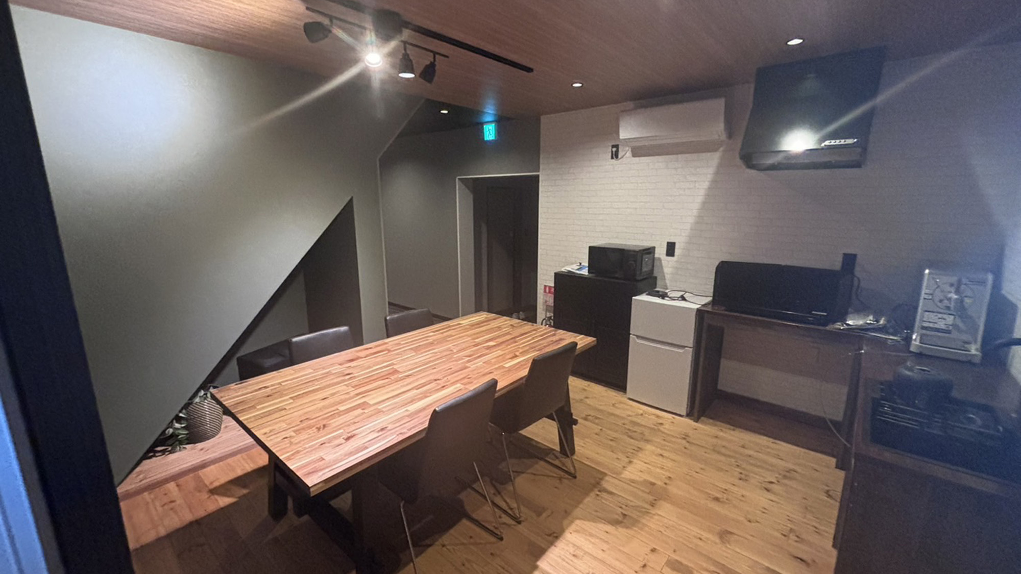 ・【shima：ミニキッチン】冷蔵庫、電子レンジ、IHコンロ等を完備。