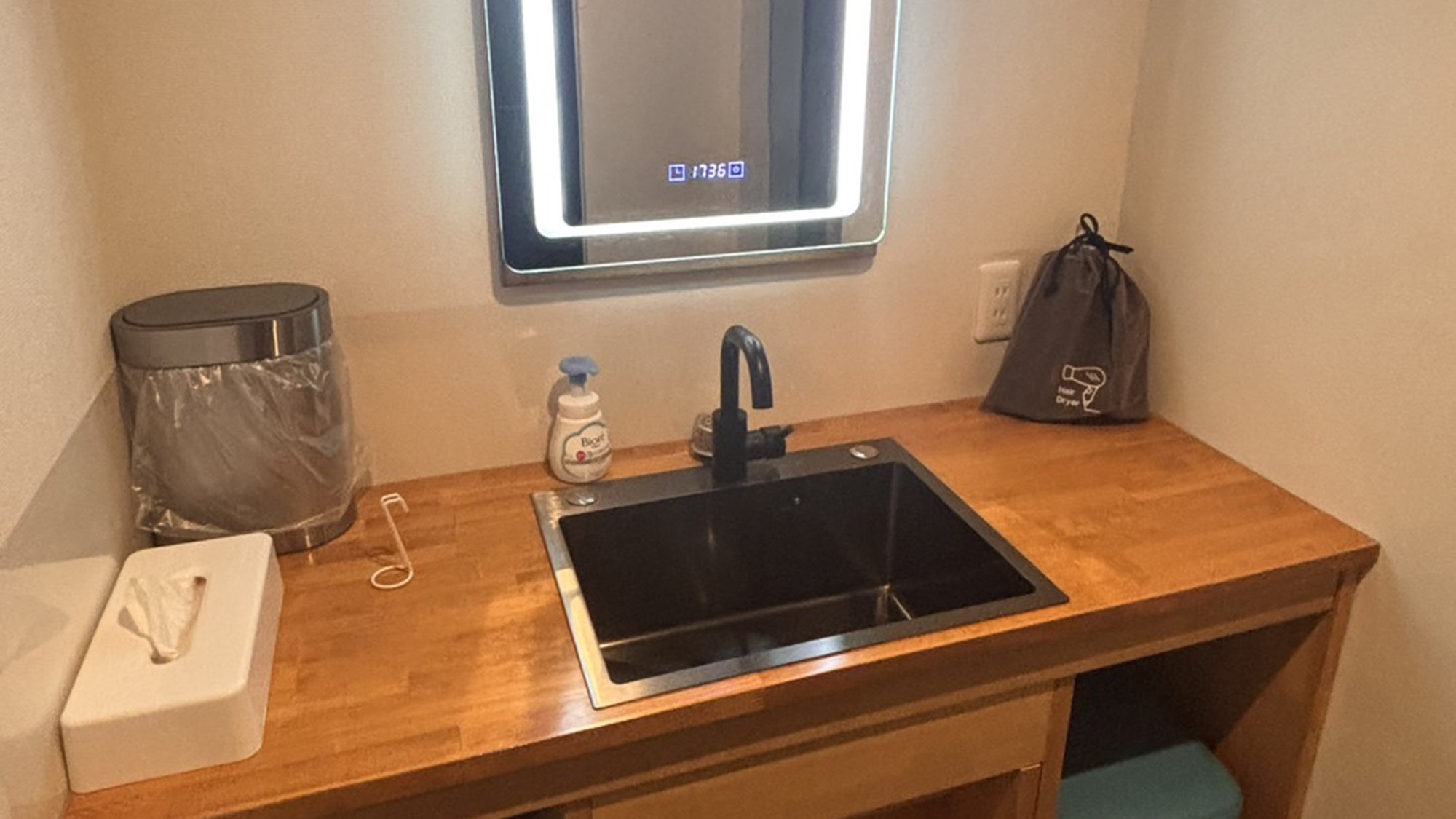 ・【pearl：洗面台】椅子を2脚完備。2人同時に身支度をすることができます