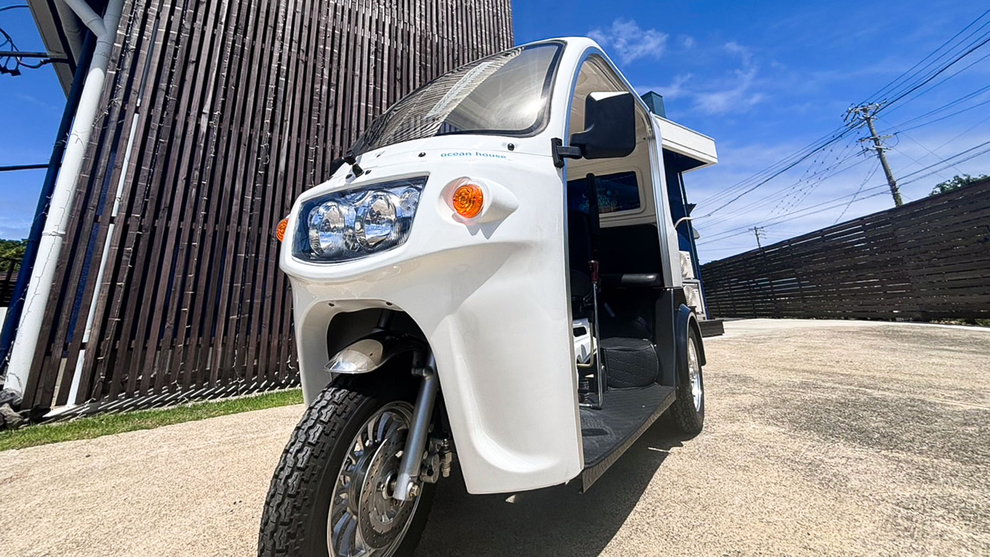 ・【オプション】普通免許で運転できる「３人乗り」三輪バギーに乗って周辺を散策