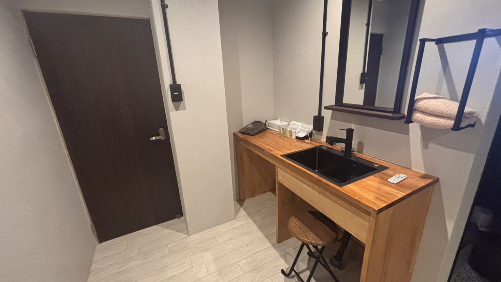 ・【shima：洗面台】広々した洗面台。椅子に腰をかけてご利用いただけます