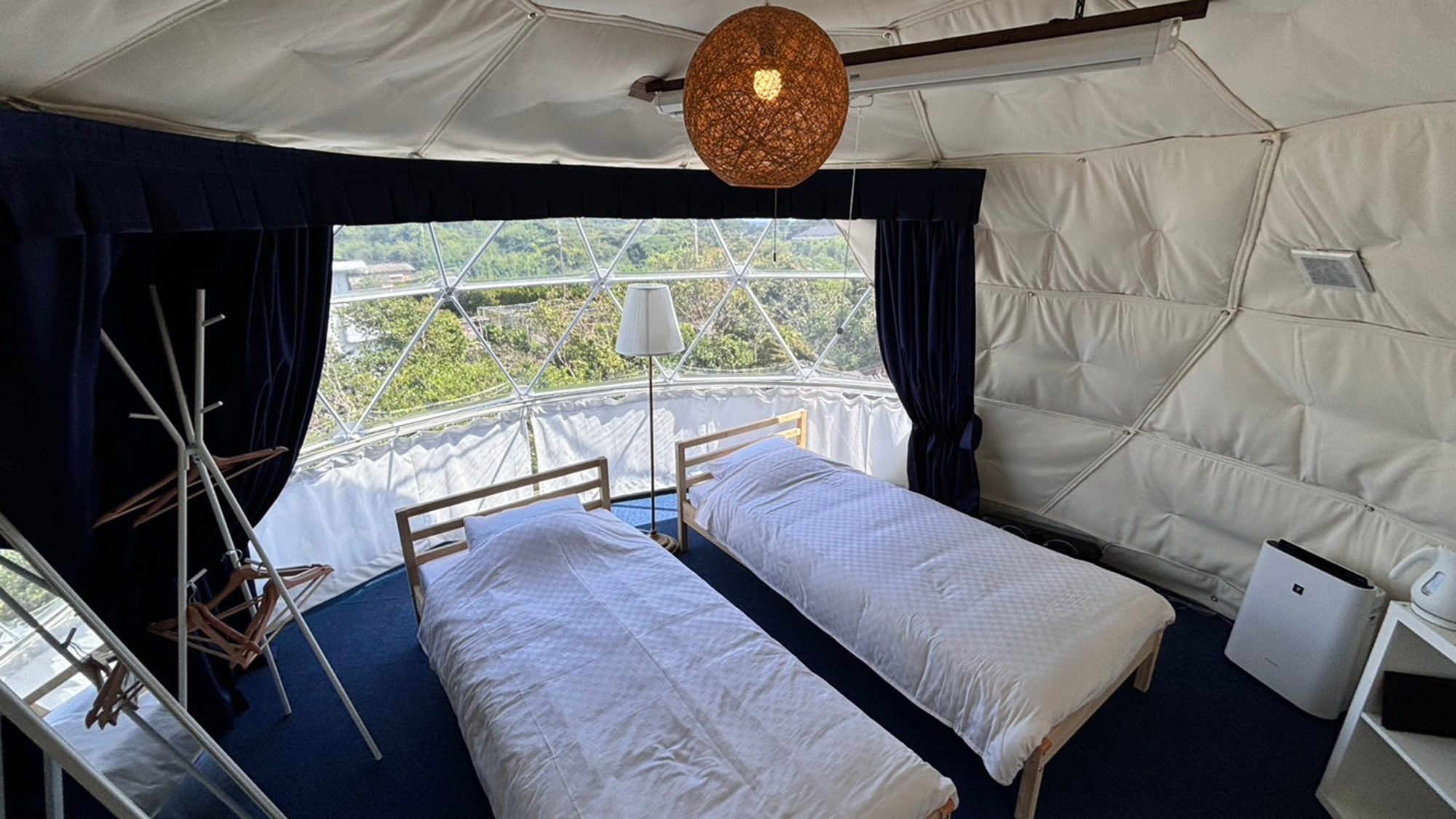 ・【seaside】シングルベッド2台完備。海岸をイメージしたホワイトの内装が特徴のお部屋です