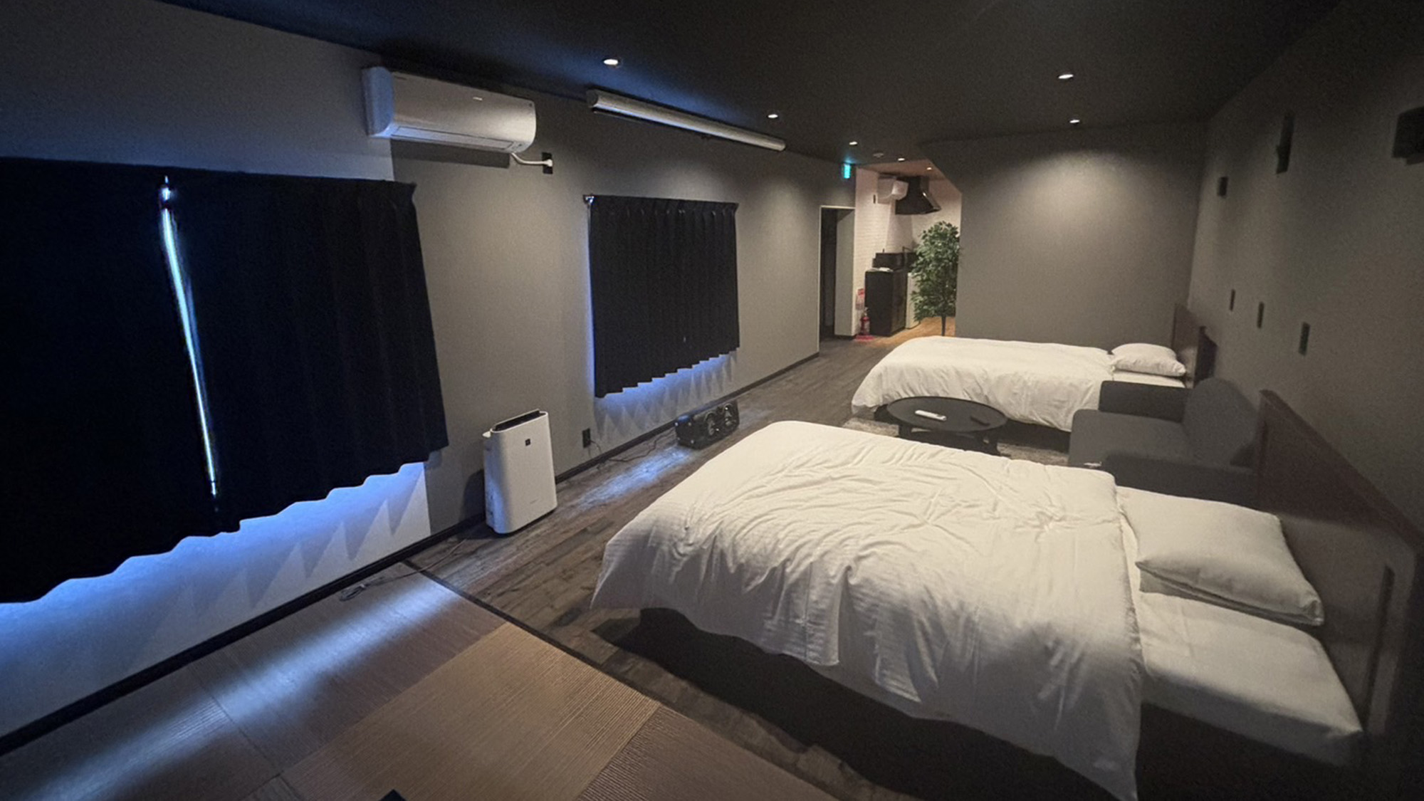 ・【shima】セミダブルベッドを2台、追加マットレスを3つ完備。グループ利用に最適