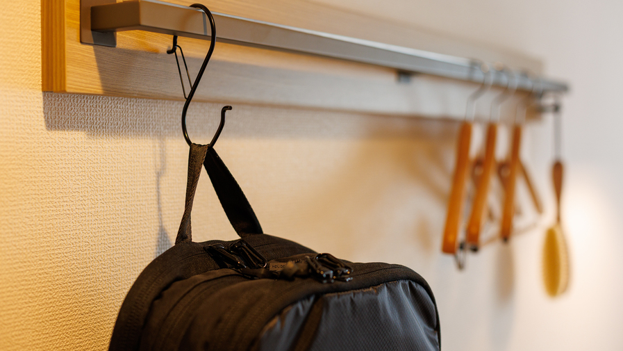 【ダブルエコノミー】リュックなどの荷物はバッグフックにかけて収納できます。