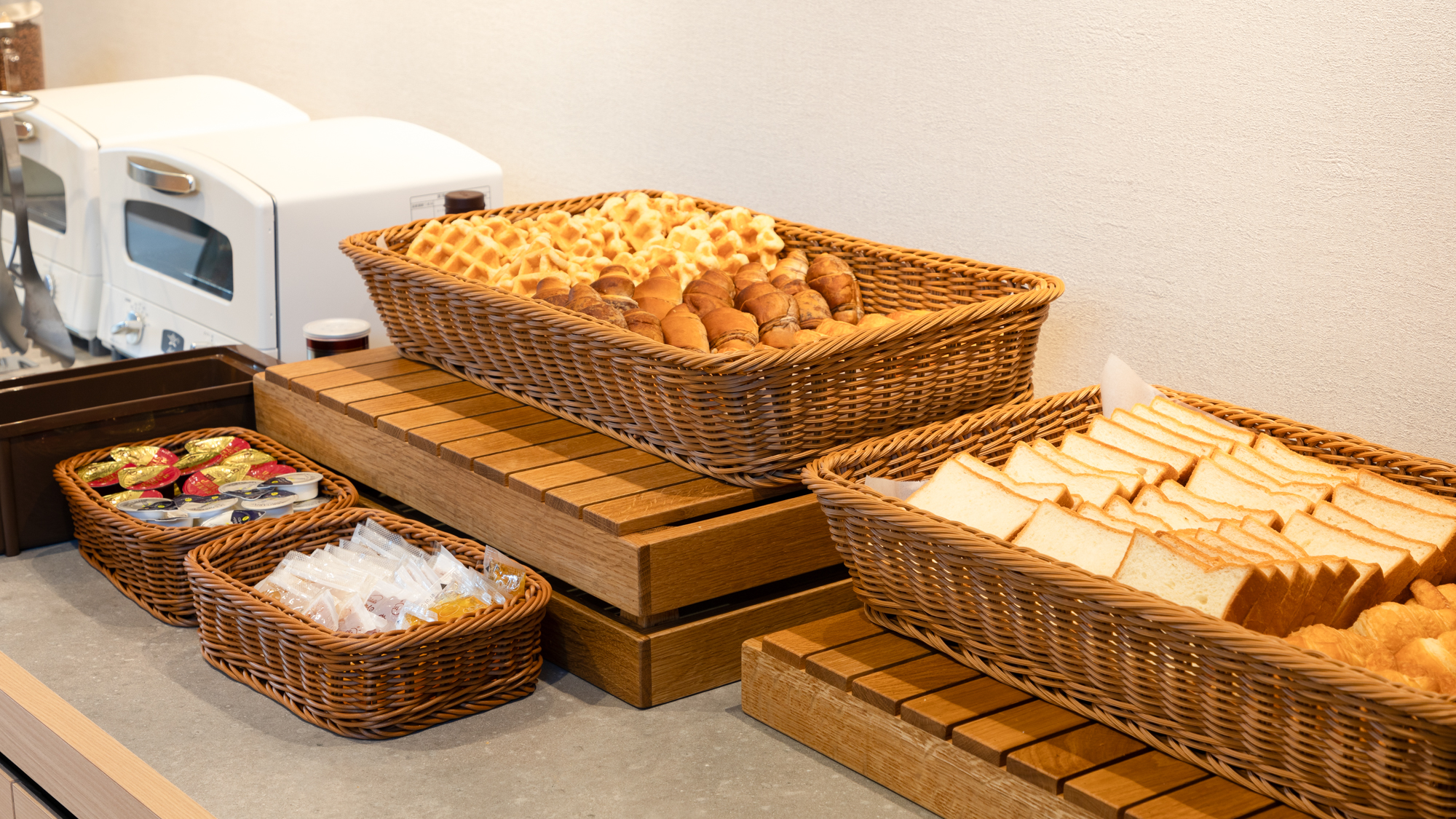 【無料朝食サービス】パン提供イメージ