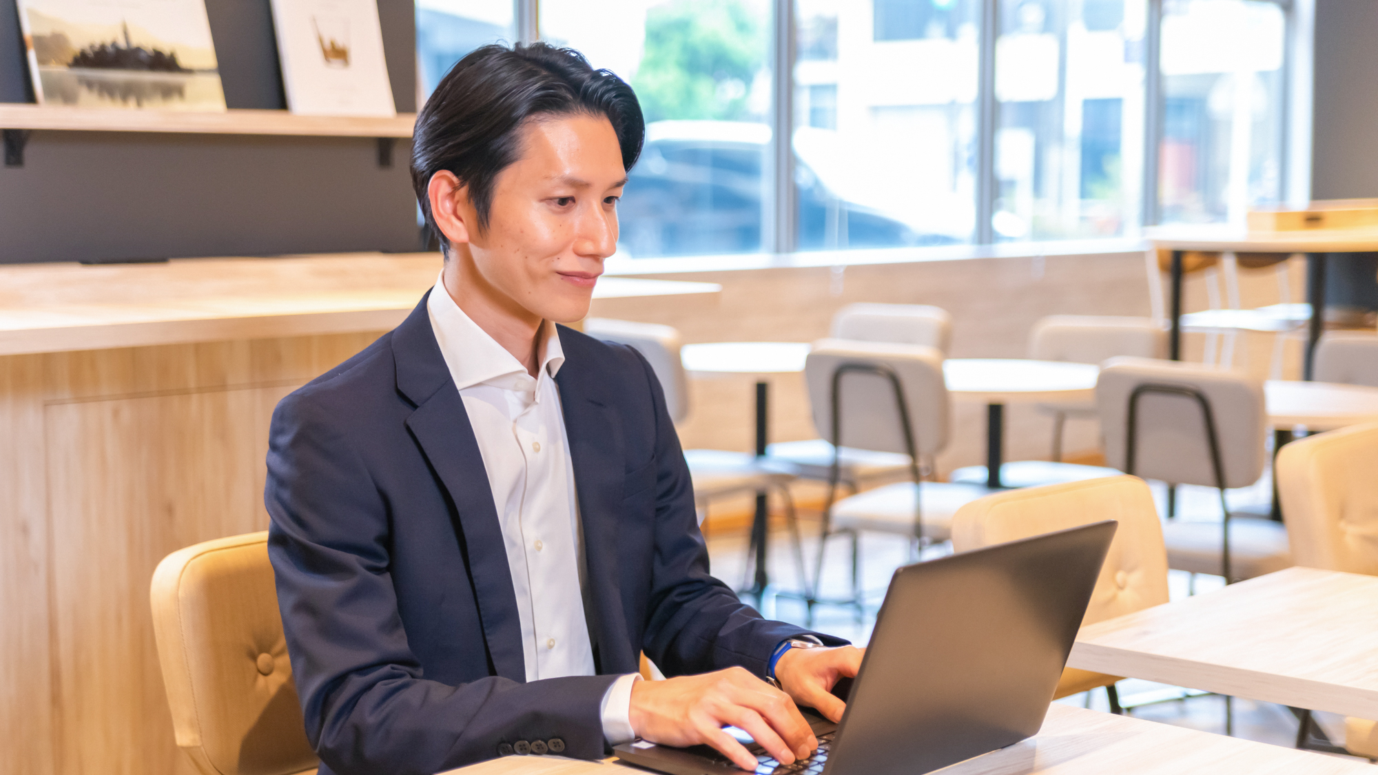 【ライブラリーカフェ】テレワークやデスクワークにも快適にご利用いただけます。