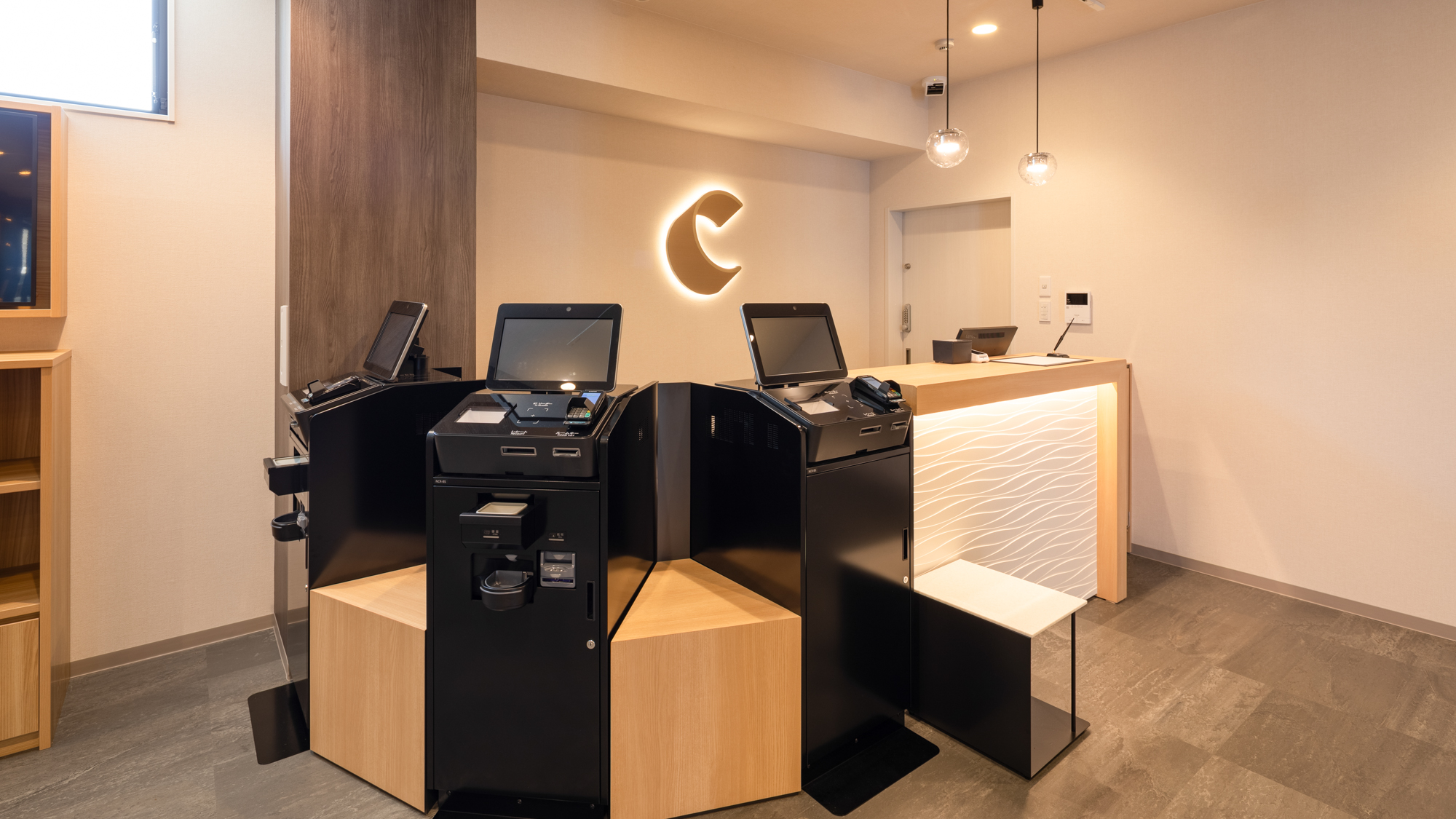 【フロント】セルフチェックイン・アウト機を設置