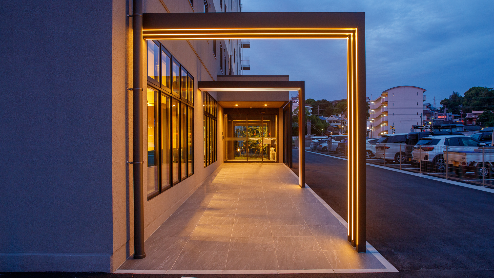 エントランス（夜）